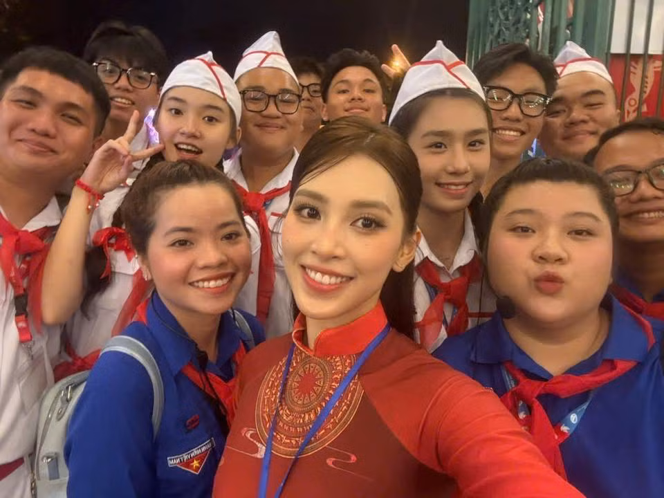 Không khí hân hoan, tự hào của Đại lễ kỷ niệm 50 năm ngày Giải phóng miền Nam, thống nhất đất nước đã lan tỏa khắp mọi miền Tổ quốc. Trong dịp trọng đại này, không chỉ người dân mà nhiều nghệ sĩ Việt cũng thể hiện tình cảm thiêng liêng dành cho Tổ quốc bằng những cách rất đặc biệt: có người trực tiếp góp mặt trong lễ diễu binh, diễu hành, có người không quản ngại đêm khuya để xếp hàng hòa vào biển người xem trực tiếp. Hoa hậu Tiểu Vy chụp cùng hội chị em nghệ sĩ và giao lưu với các khối nữ, sẵn sàng cho lễ diễu binh diễu hành tại Đại lễ 30/04.