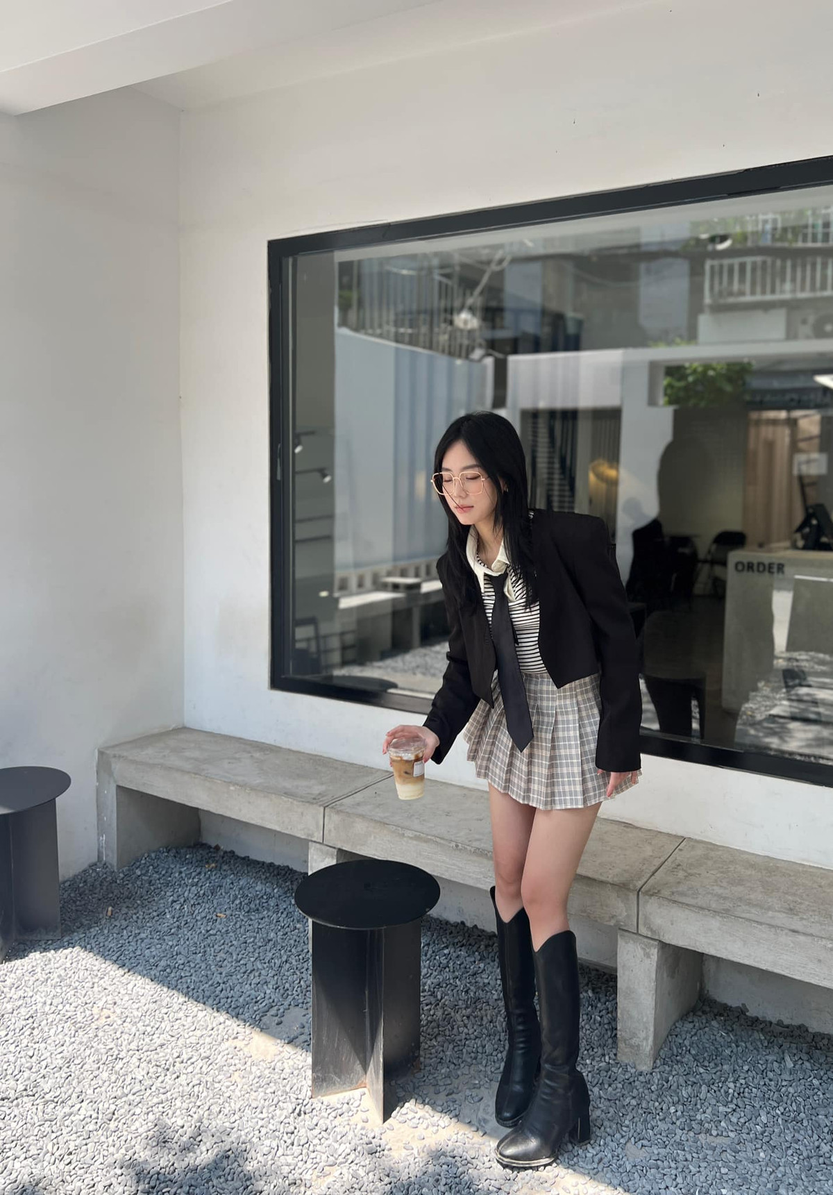 Những item mang tính trẻ trung như chân váy ngắn được cô nàng thường xuyên diện.