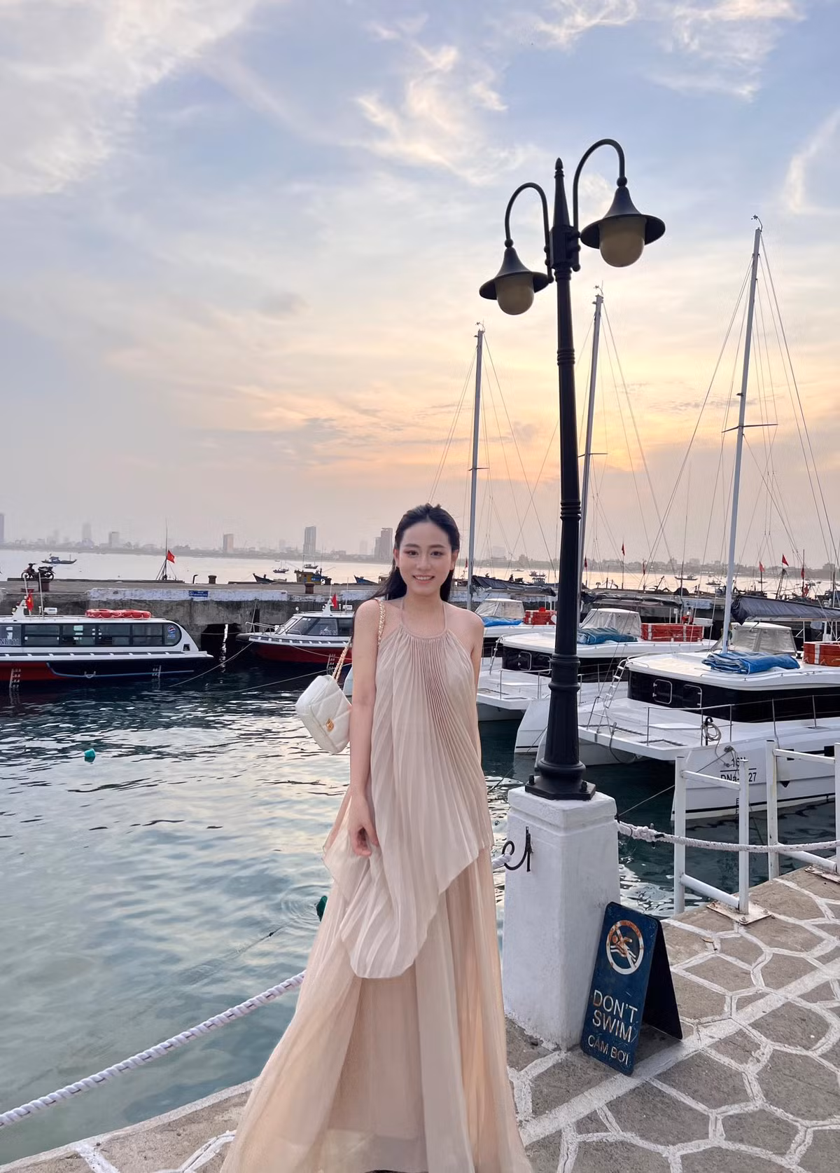 Một thời gian, Minh Thu gây bất ngờ khi theo đuổi phong cách trưởng thành, cùng lối make-up đậm.