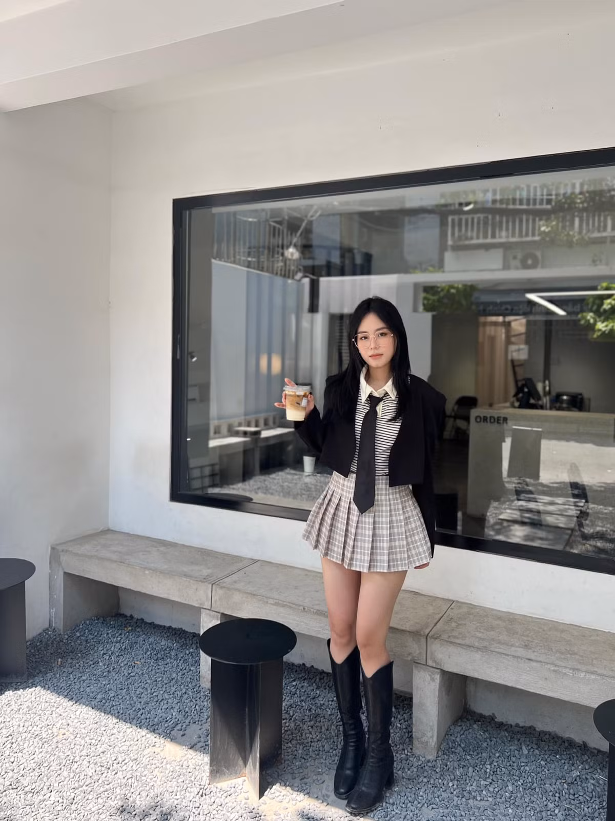 Tuy nhiên thời gian gần đây, Minh Thu trở lại mạng xã hội với vẻ ngoài nữ tính, nhẹ nhàng hơn. Phong cách thời trang của cô cũng có phần thay đổi, thiên về sự thanh lịch, nhẹ nhàng.