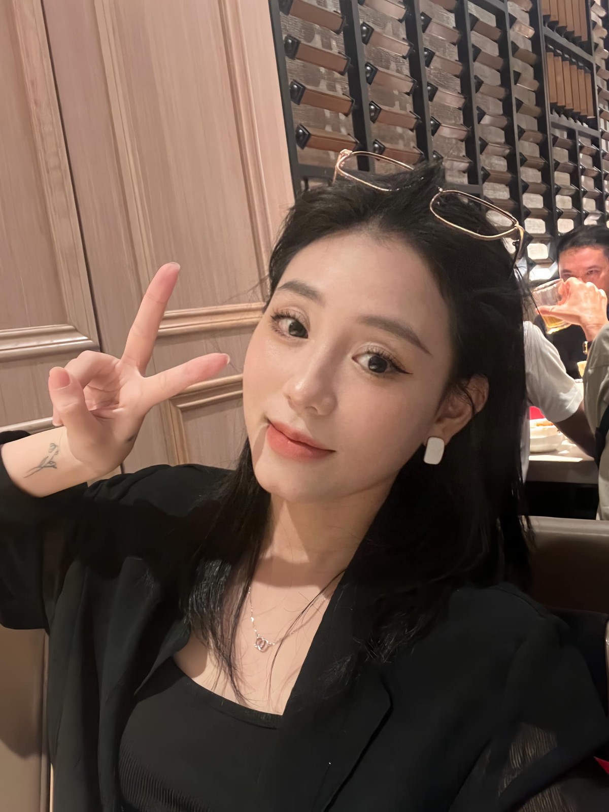 Đáng chú ý, ở trang cá nhân của Facebook, cô giới thiệu bản thân là "Model - Actor - KOL" (người mẫu - diễn viên - KOL) chứ không còn là "cô giáo Vật lý" Minh Thu