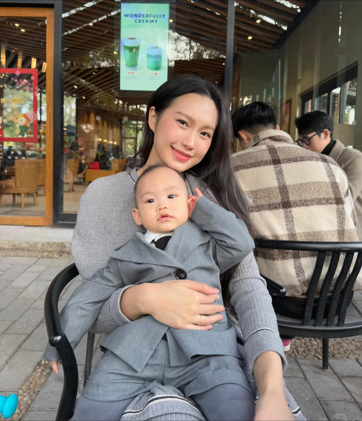 Gia đình nhỏ của Đoàn Văn Hậu và Doãn Hải My luôn gây chú ý trên truyền thông, nổi lên như hình ảnh đẹp về tình yêu và hạnh phúc. Cậu bé Minh Đăng là điểm tựa hạnh phúc của hai vợ chồng