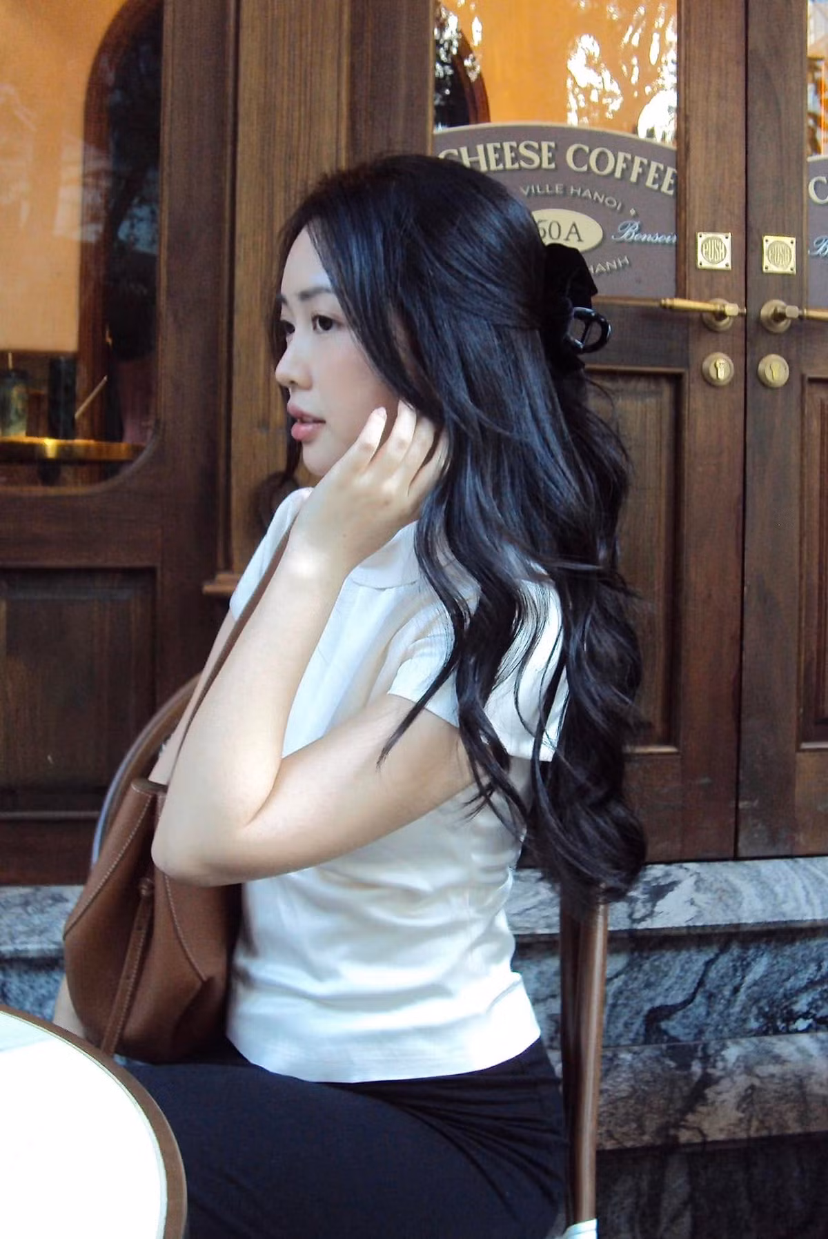 Hà Trang luôn biết cách chọn lựa phong cách thời trang trẻ trung, năng động nhưng không kém phần nữ tính, khiến nhiều người ngỡ ngàng khi biết cô đã là "gái một con".