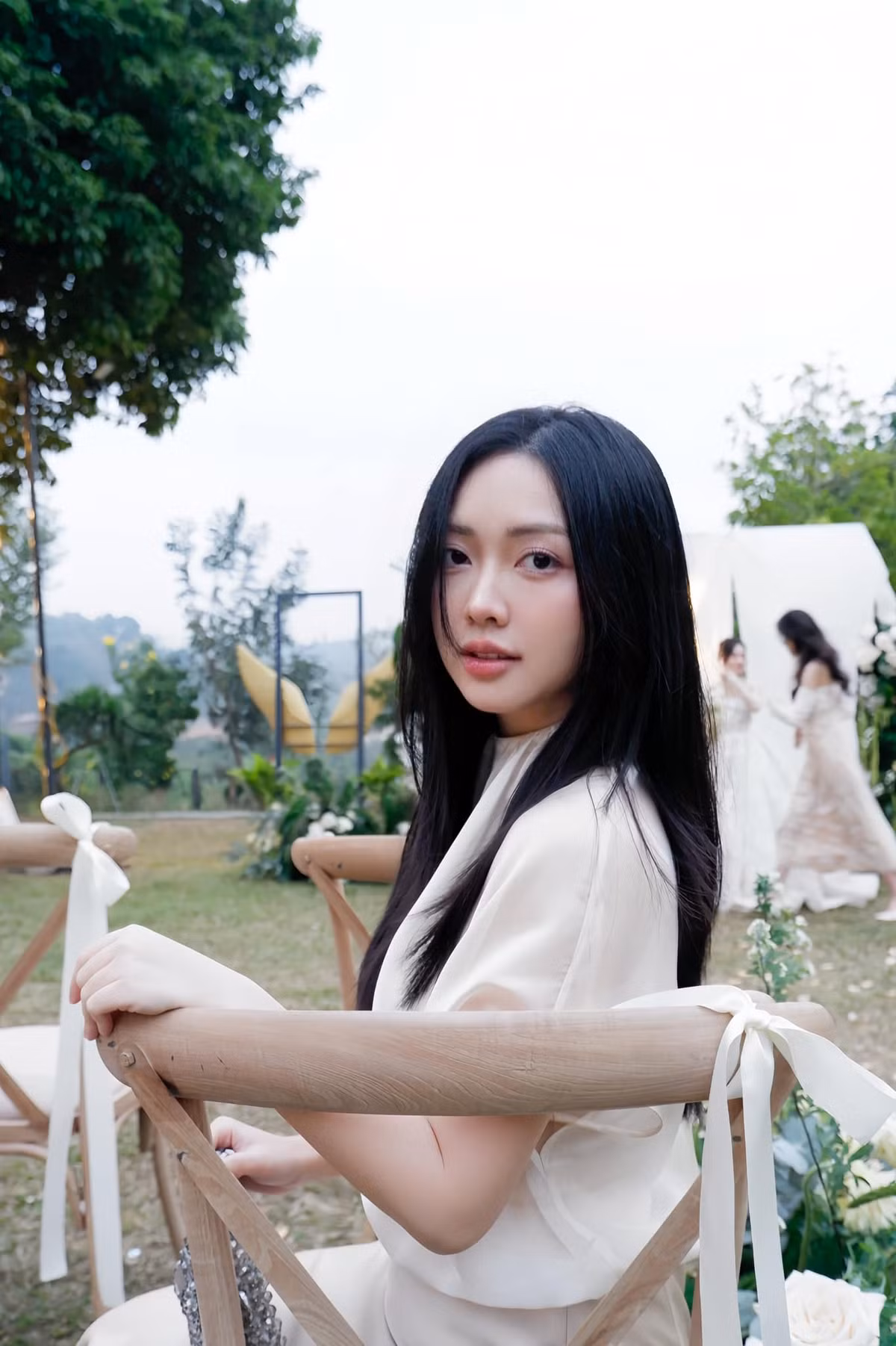 Cô gây ấn tượng với gương mặt tròn đầy phúc hậu, nụ cười rạng rỡ cùng làn da trắng mịn không tì vết.