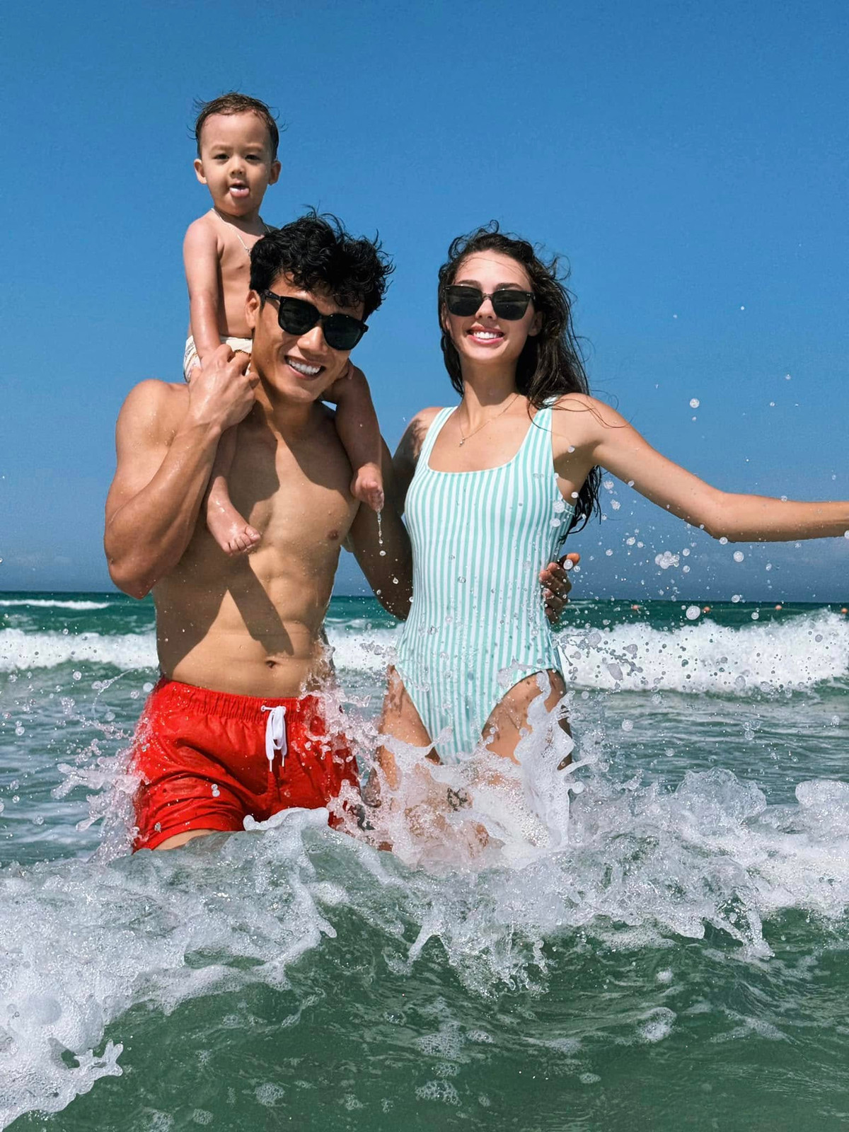 Cô thường xuyên chia sẻ những hình ảnh đời thường giản dị bên con nhỏ, cho thấy cuộc sống hạnh phúc viên mãn nhưng vẫn giữ nguyên nét đẹp rực rỡ, đậm chất hiện đại.