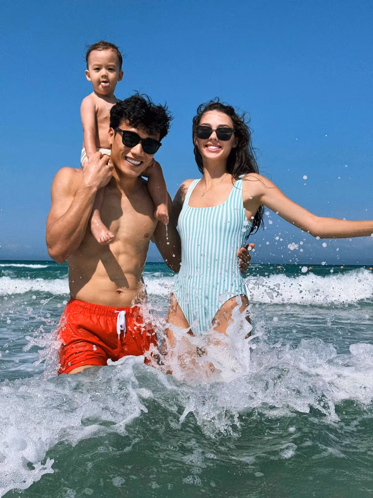 Cô thường xuyên chia sẻ những hình ảnh đời thường giản dị bên con nhỏ, cho thấy cuộc sống hạnh phúc viên mãn nhưng vẫn giữ nguyên nét đẹp rực rỡ, đậm chất hiện đại.