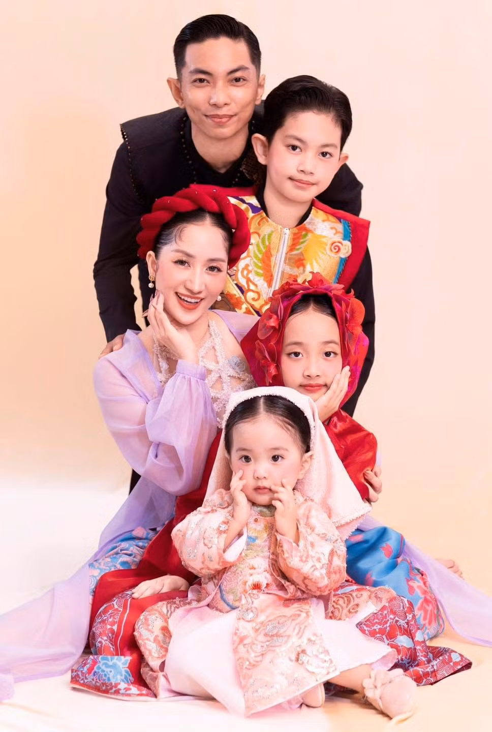 Khánh Thi và Phan Hiển vốn đã nổi tiếng không chỉ vì tài năng khiêu vũ xuất sắc mà còn vì chuyện tình đẹp, một tình yêu vượt qua nhiều thử thách để đến với nhau. Chính vậy những hình ảnh của cả "gia đình vũ công" này đều nhận được sự quan tâm đến từ công chúng.