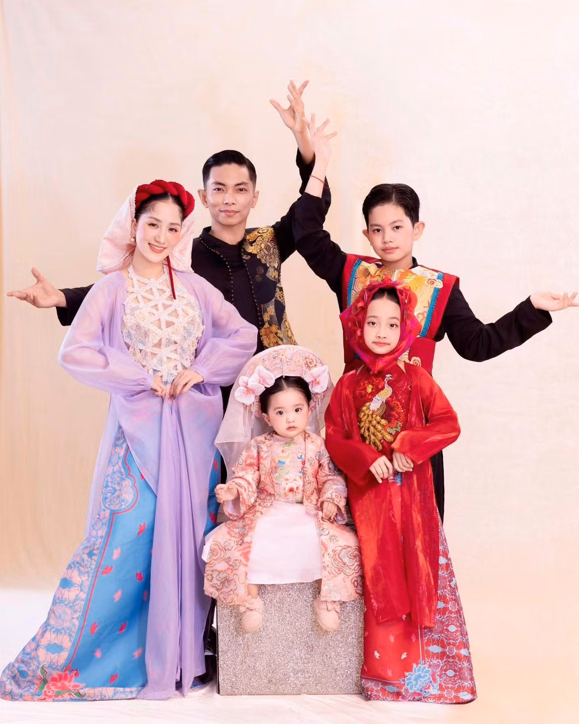 Cả gia đình Khánh Thi - Phan Hiển cũng cùng nhau diện những trang phục lấy cảm hứng từ MV "Bắc Bling" của Hòa Minzy.