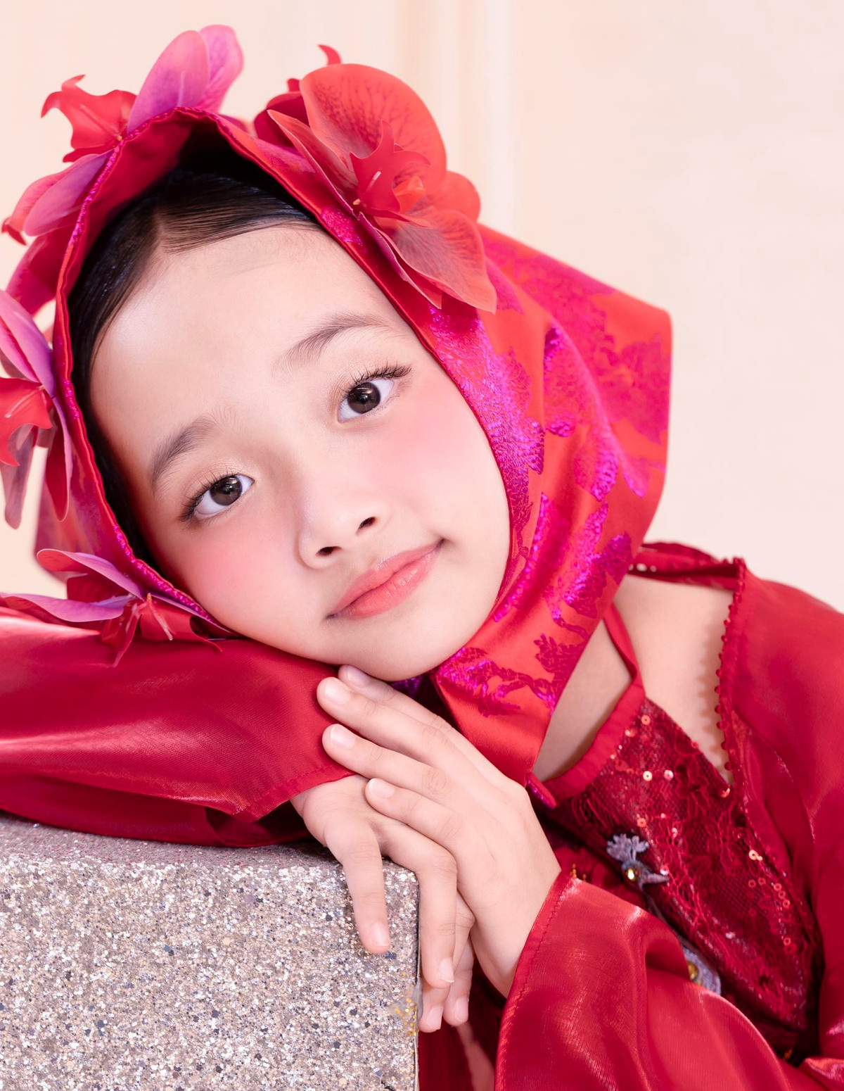 Anna 6 tuổi cũng "đu trend" khi diện một phiên bản nhí khác của bộ đồ từng được Hòa Minzy mặc trong MV. Thiết kế nổi bật với khăn mỏ quạ cách điệu, đính hoa lan hồ điệp đồng điệu với trang phục, cùng chiếc áo yếm được thêu tay và đính kết vô cùng tinh xảo.