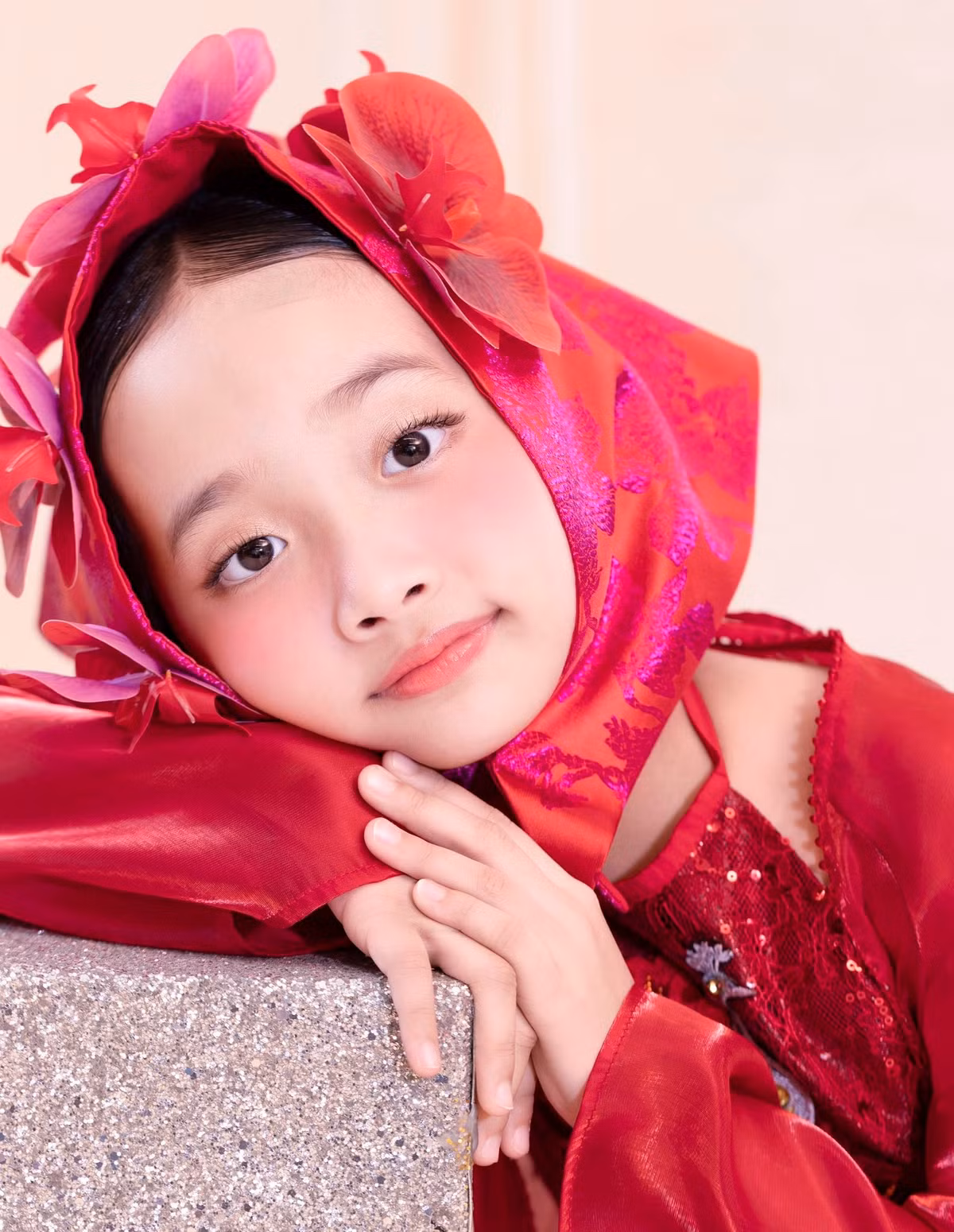 Anna 6 tuổi cũng "đu trend" khi diện một phiên bản nhí khác của bộ đồ từng được Hòa Minzy mặc trong MV. Thiết kế nổi bật với khăn mỏ quạ cách điệu, đính hoa lan hồ điệp đồng điệu với trang phục, cùng chiếc áo yếm được thêu tay và đính kết vô cùng tinh xảo.