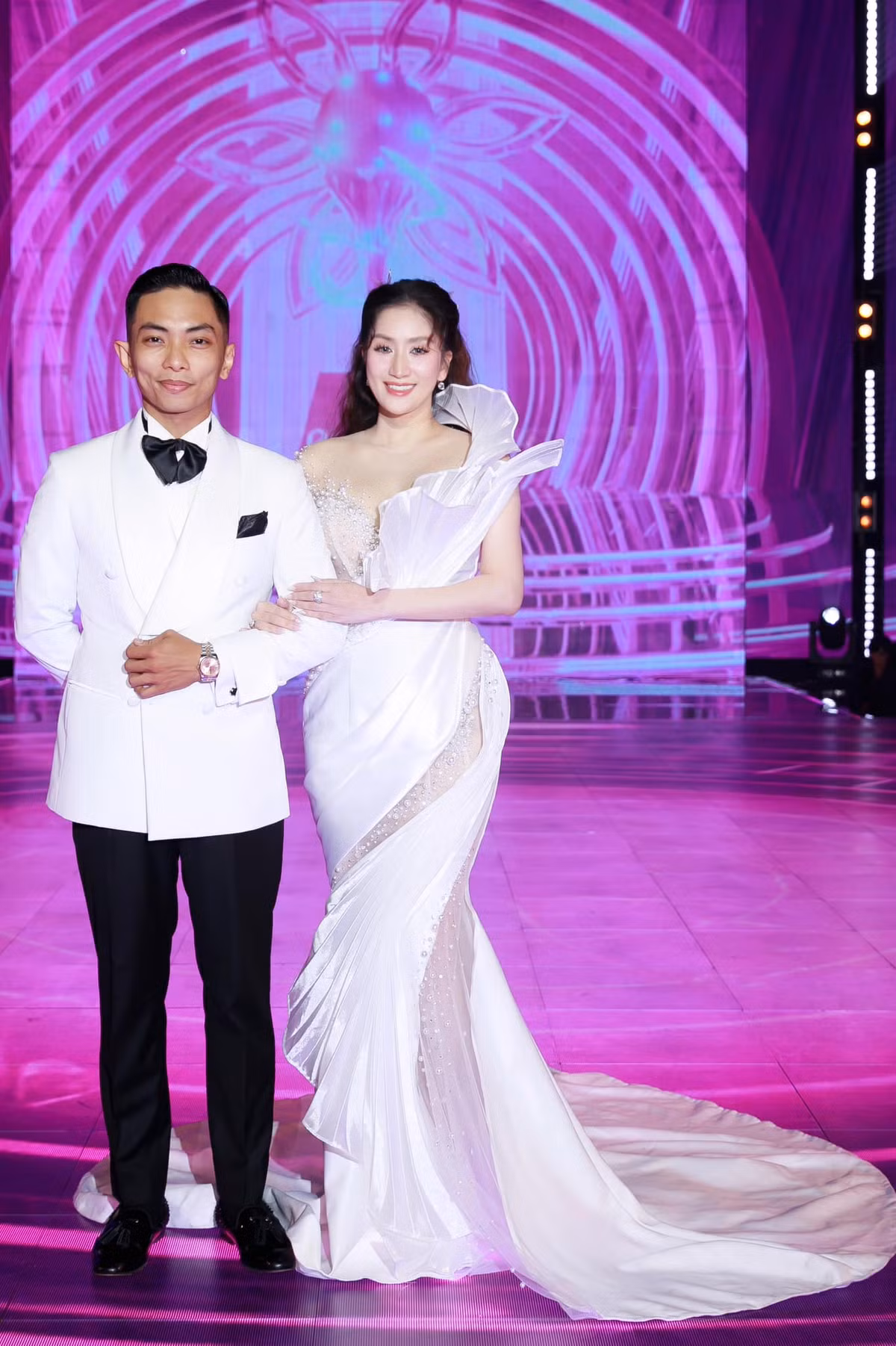 Khánh Thi và Phan Hiển là cặp đôi nổi tiếng trong làng dancesport Việt Nam, không chỉ bởi tài năng kiệt xuất mà còn bằng chuyện tình đặc biệt kéo dài hơn 13 năm. Từ một cô giáo và cậu học trò, họ vượt qua nhiều thử thách để trở thành bố mẹ ba con và những vận động viên dancesport đạt nhiều thành tích quốc tế.