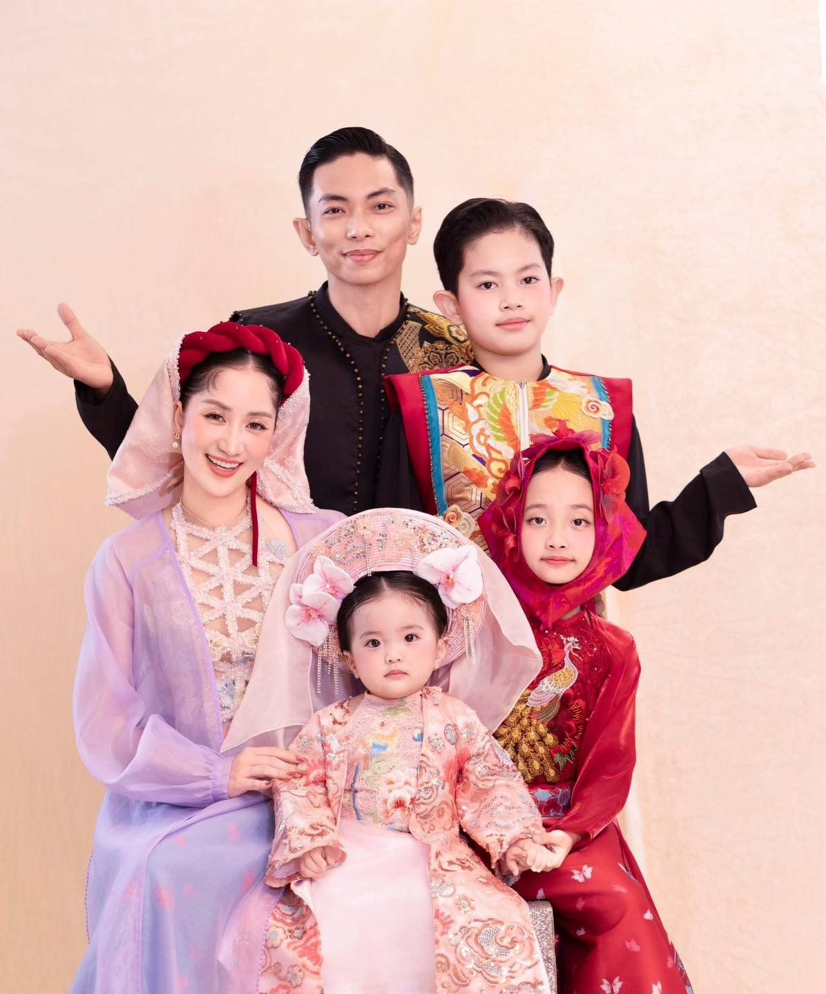 Đặc biệt, bộ trang phục của hai em bé Lisa và Anna được lấy nguyên mẫu từ bộ trang phục mà Hòa Minzy diện, khiến hai cô bé như phiên bản nhí của Hòa Minzy trong bộ ảnh lần này.