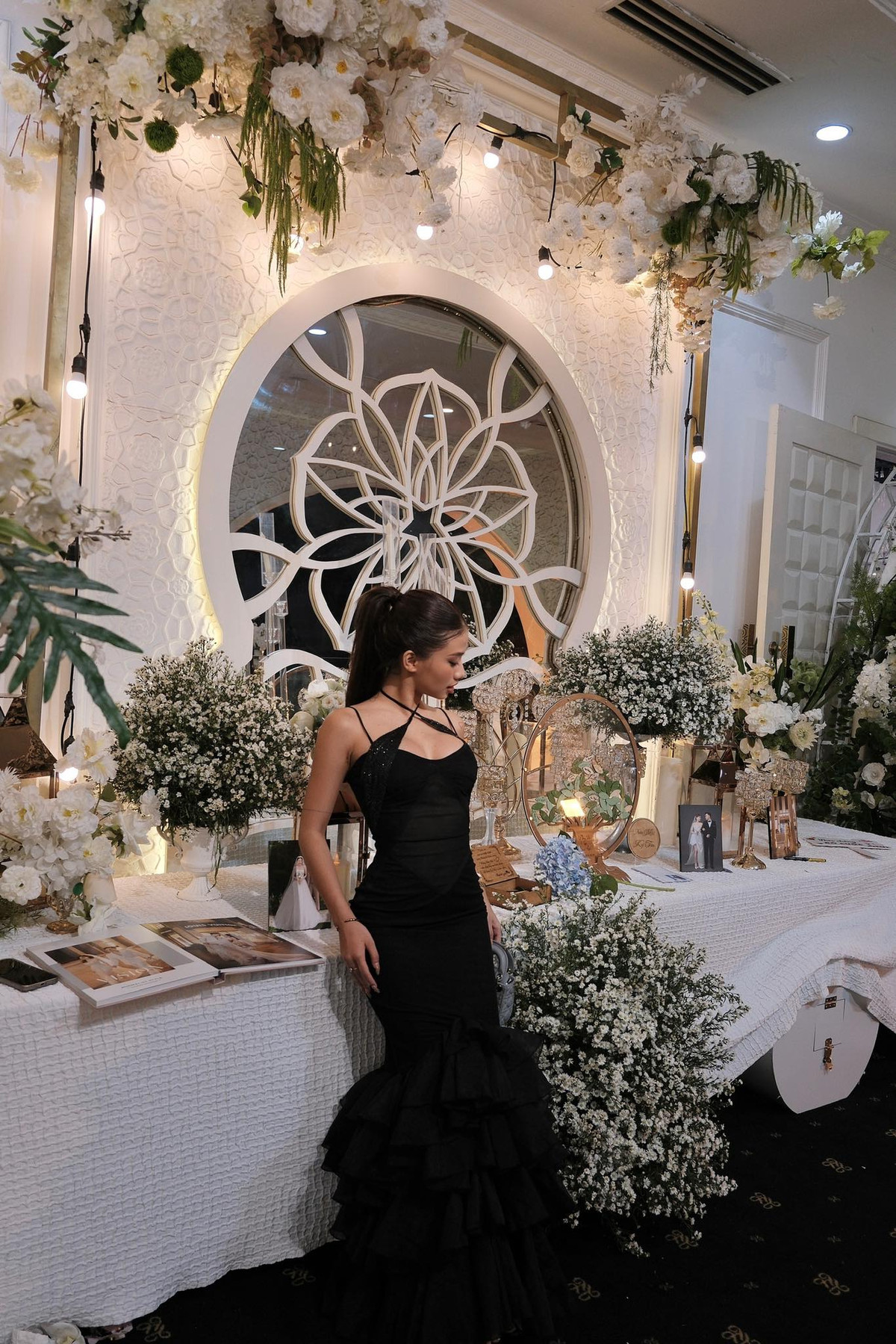 Thiết kế váy ôm sát với phần xếp xòe nhiều tầng ở chân váy tôn lên vóc dáng nuột nà của Louis Phạm cũng như giúp cô nàng tạo cảm giác đôi chân dài hơn, hạn chế để lộ khuyết điểm về chiều cao có phần khiêm tốn.