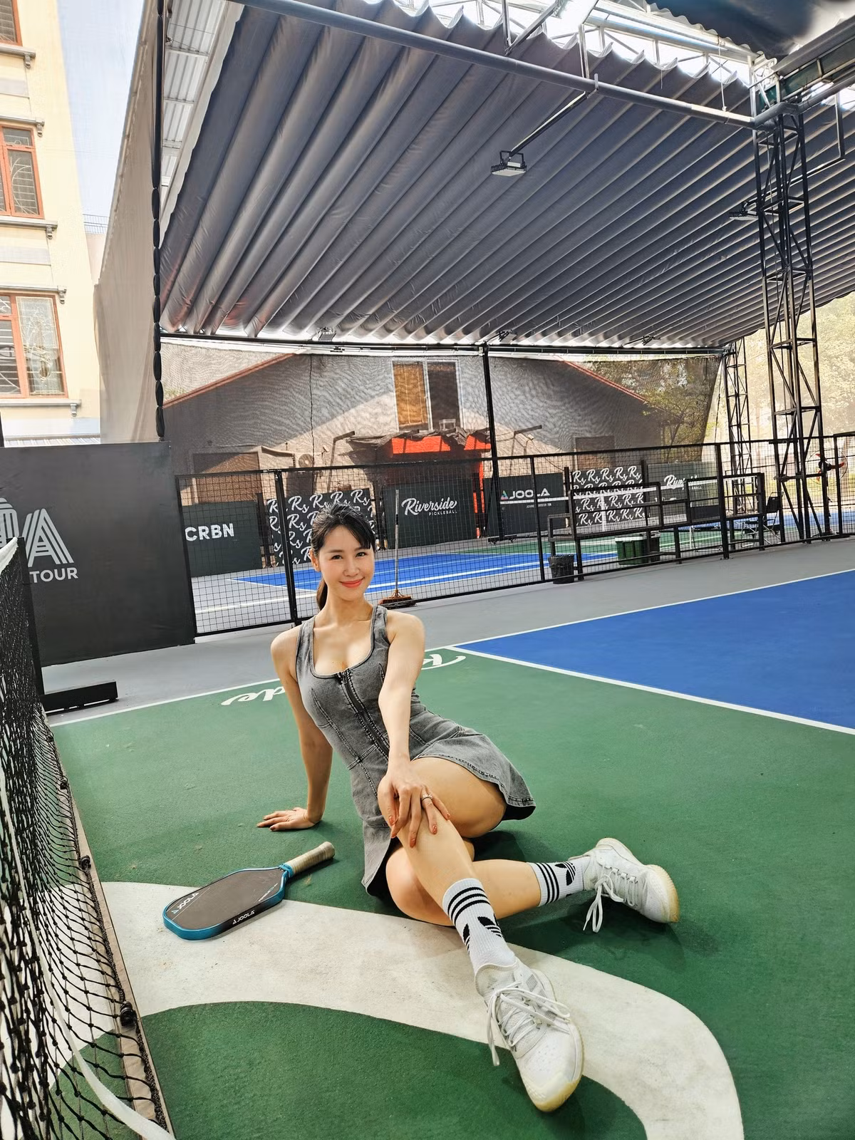 Dương Thùy Linh được biết là người đẹp kín tiếng trong làng giải trí Việt. Sau khi giành giải Hoa hậu thân thiện trong cuộc thi Hoa hậu Hoàn vũ Việt Nam 2008, người đẹp lấy chồng sinh con và có một cuộc sống bình yên.