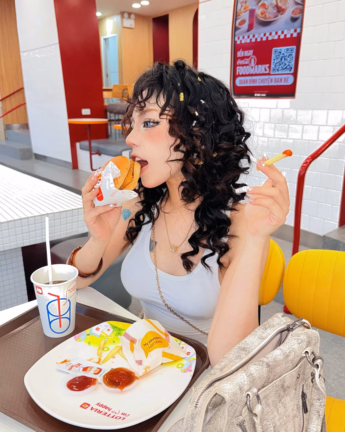 Không chỉ gây ấn tượng với layout makeup siêu bắt mắt, cô nàng còn khoe nhan sắc cực “bánh cuốn” với đôi mắt to tròn, sống mũi cao vút, làn da trắng bật tông cùng phong thái ăn uống cực đáng yêu.