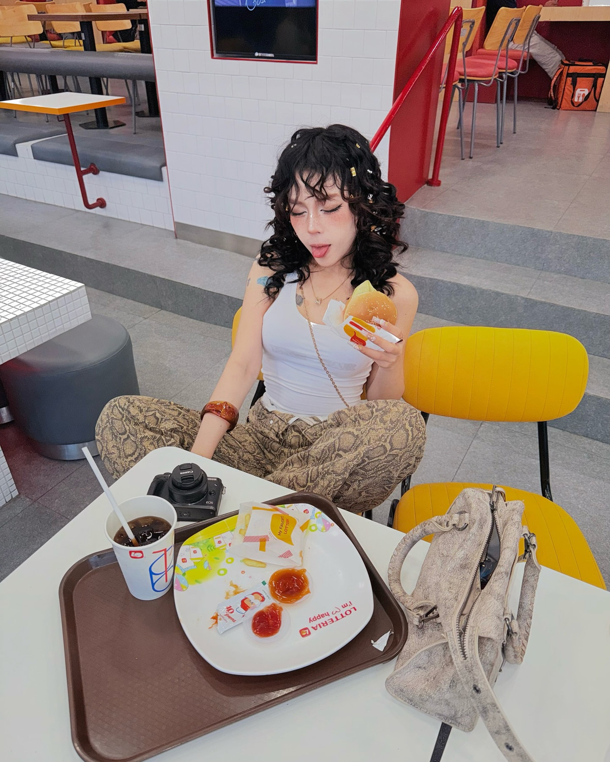 Cộng đồng mạng phải thốt lên sau khi ngắm loạt ảnh này của nàng hot girl: “Cứ tưởng là nhân vật hoạt hình nào đó được AI dựng lên!”.