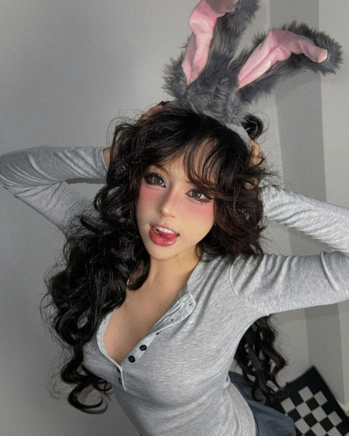 Không chỉ thu hút nhờ vẻ ngoài xinh đẹp như búp bê Tây, Bảo Khuyên còn gây ấn tượng với gu thời trang độc lạ và thần thái tự tin trước ống kính.