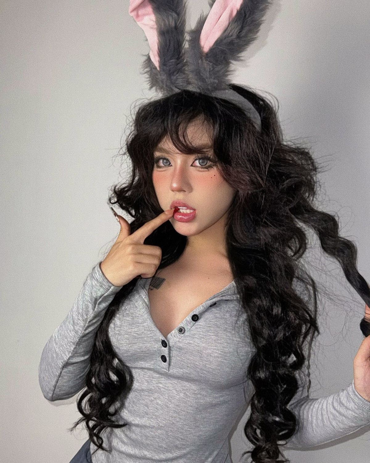 Cô nàng hiện đang hoạt động mạnh trên các nền tảng mạng xã hội như TikTok, Instagram, và nhanh chóng thu hút lượng fan đông đảo nhờ những video, hình ảnh có màu sắc cá nhân rõ nét.