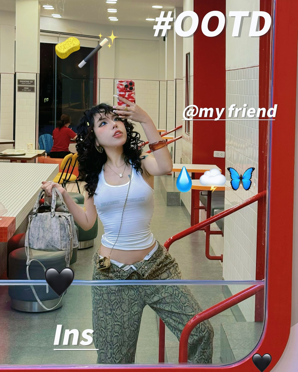 Dù diện outfit đơn giản – áo ba lỗ trắng và quần nỉ năng động – nhưng thần thái cùng sự tự nhiên của cô nàng vẫn đủ khiến bức ảnh “bùng nổ”.