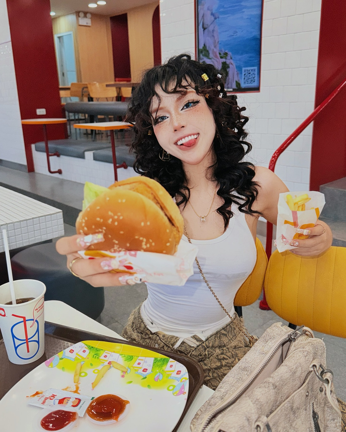 Xuất hiện tại một tiệm đồ ăn nhanh, Bảo Khuyên khiến dân tình "xỉu ngang" với tạo hình lạ mắt: mái tóc xoăn tít siêu dày, nhấn nhá bằng hàng loạt kẹp tóc nhỏ xinh như trong phim anime Nhật Bản.