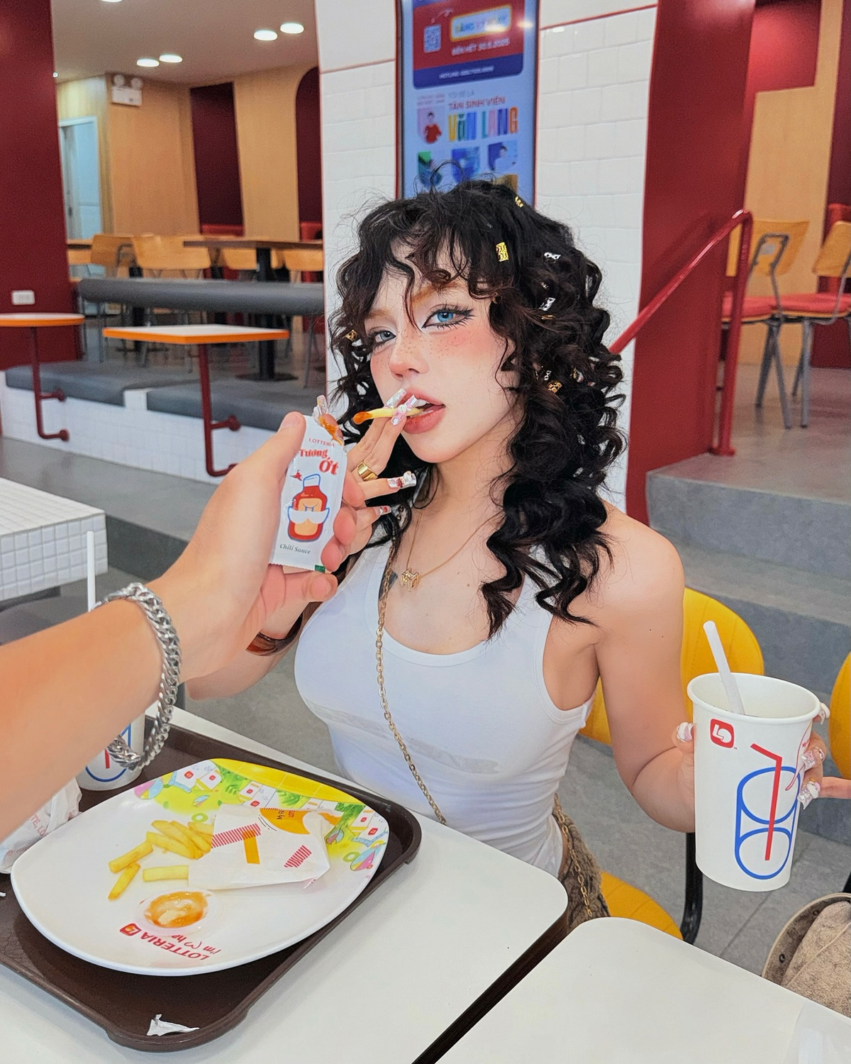 Bảo Khuyên Susan luôn biết cách làm mới mình trong những tạo hình khác nhau đầy lạ mắt nhưng ấn tượng. Với mái tóc xoăn tít cá tính, làn da trắng bật tông cùng đôi mắt to tròn như búp bê, loạt ảnh mới của cô nàng khiến nhiều người phải xao xuyến.