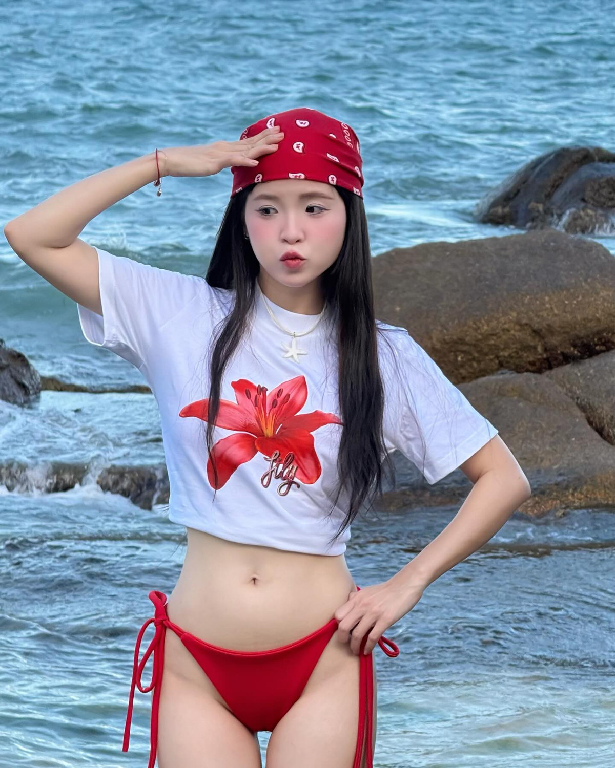 Chiếc khăn bandana đỏ cùng biểu cảm nhí nhảnh khiến hình ảnh của Thúy Kiều vừa “cháy” lại vừa dễ thương – một phong cách đặc trưng đã làm nên thương hiệu của cô nàng hot girl đa tài.