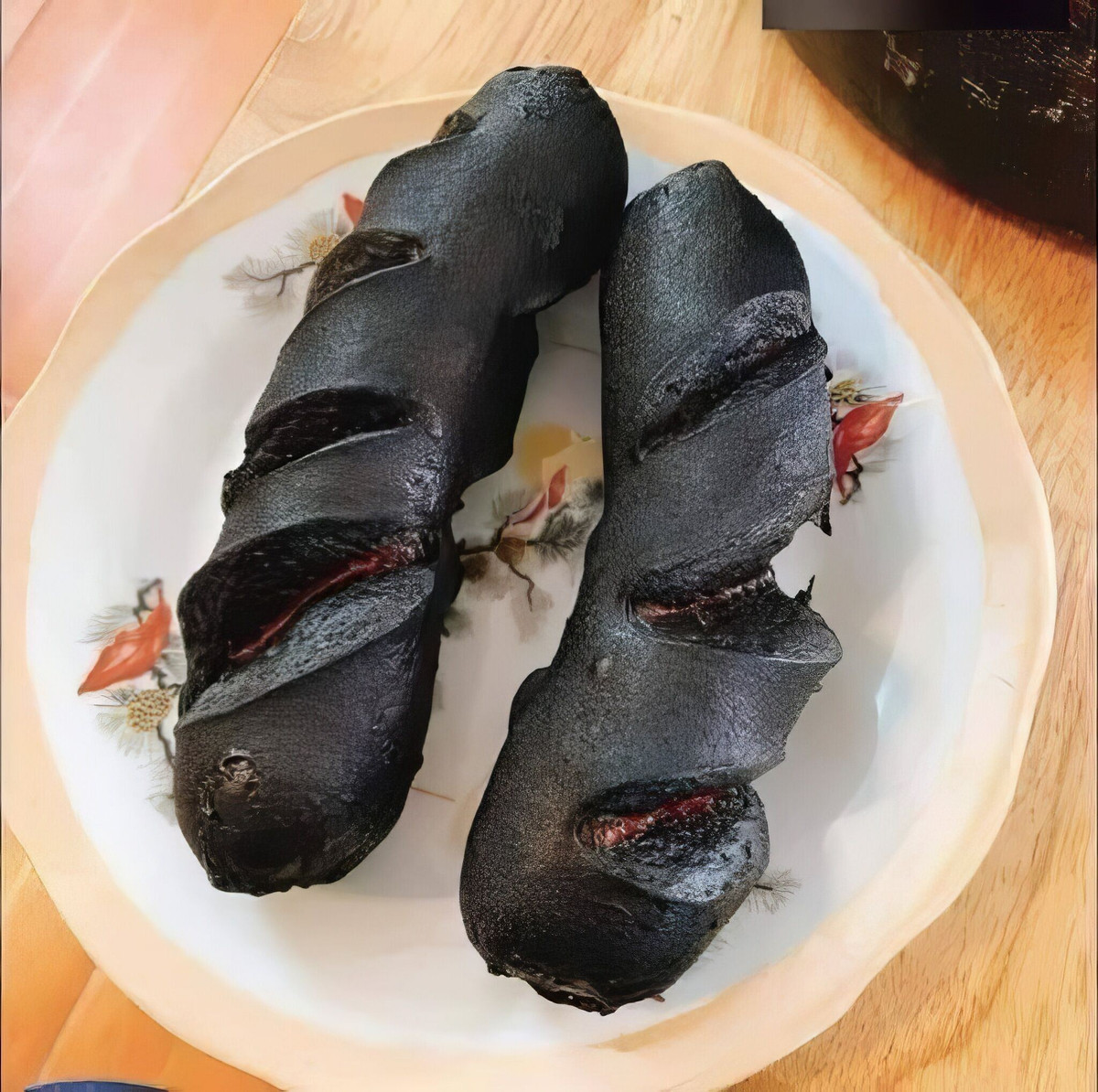 Trong cuộc sống hôn nhân, bữa cơm gia đình luôn là một phần quan trọng giúp gắn kết tình cảm giữa hai vợ chồng. Tuy nhiên, không phải lúc nào chuyện bếp núc cũng suôn sẻ, và đôi khi, những món ăn được nấu bằng tất cả tình yêu thương lại trở thành… cơn ác mộng với người thưởng thức.