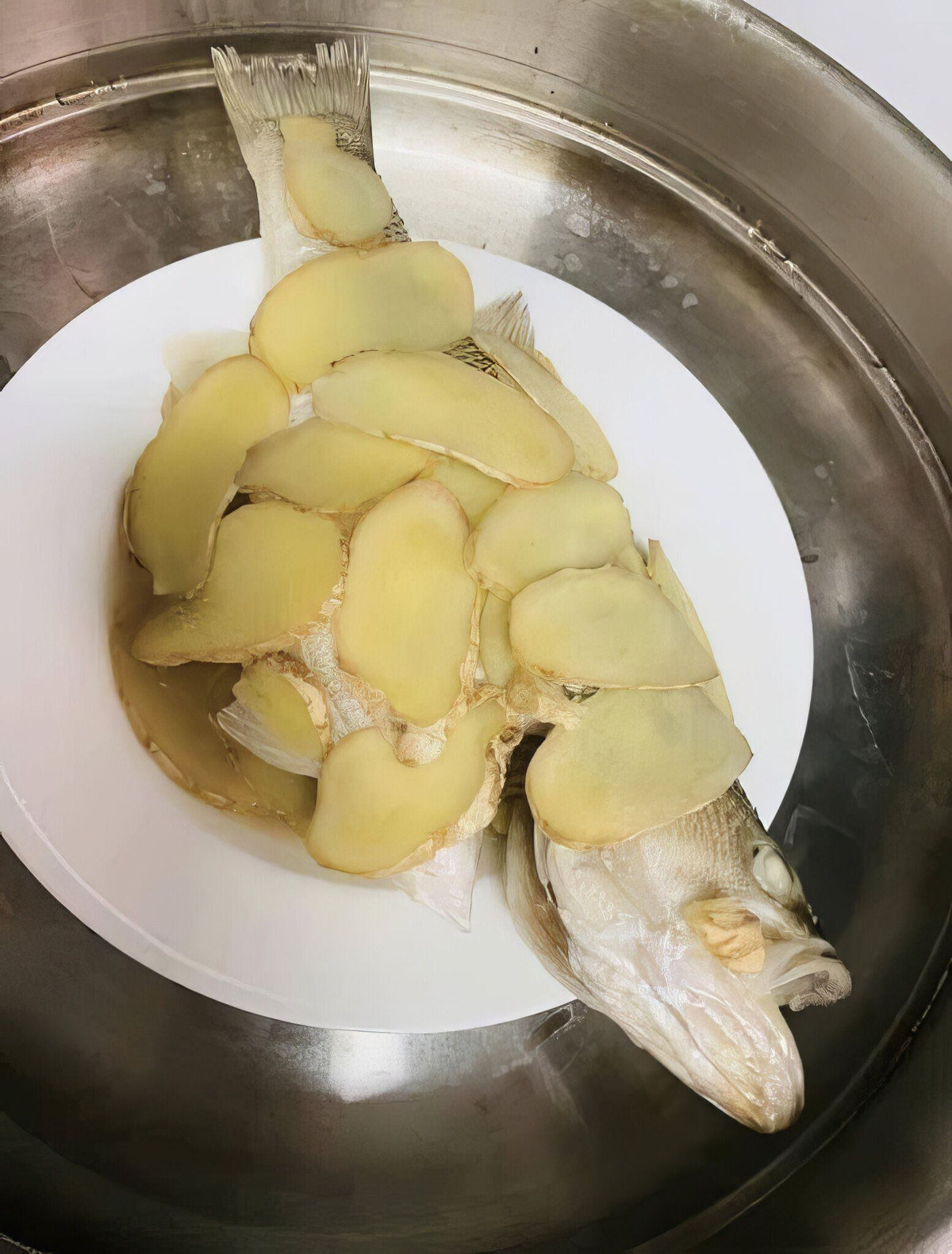 Món cá hấp đắp chăn bằng...gừng?