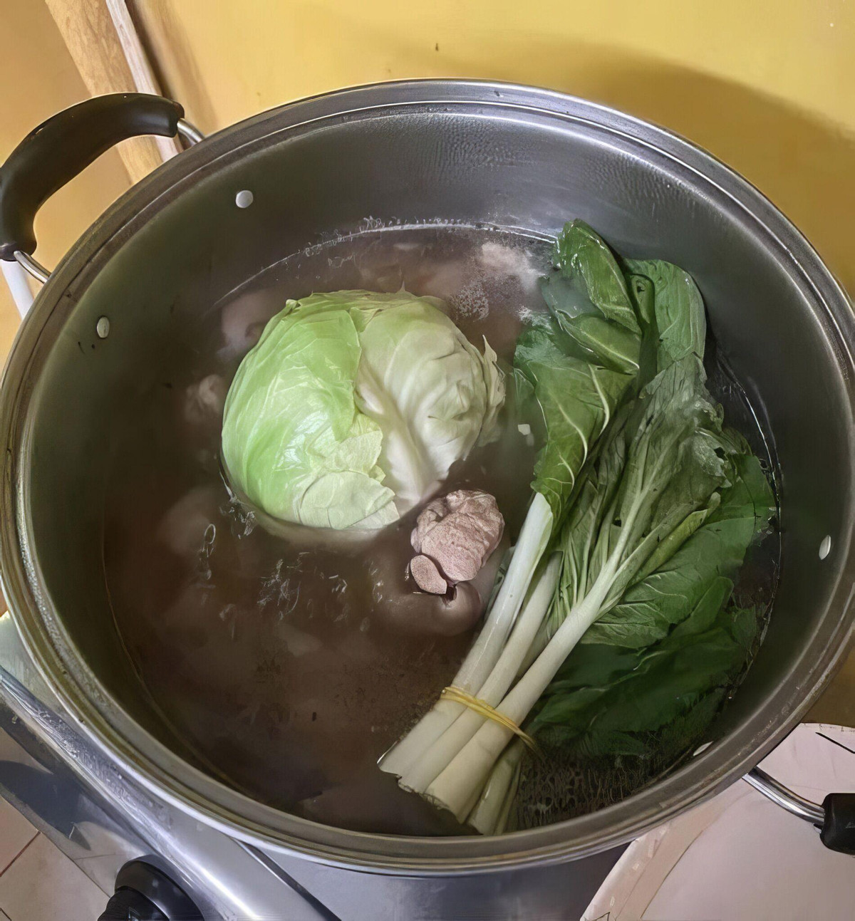 Mới đây, trong một hội nhóm yêu bếp, một tài khoản đã chia sẻ loạt ảnh về những món ăn do chị em đứng bếp nấu cho chồng, khiến cư dân mạng dở khóc dở cười.