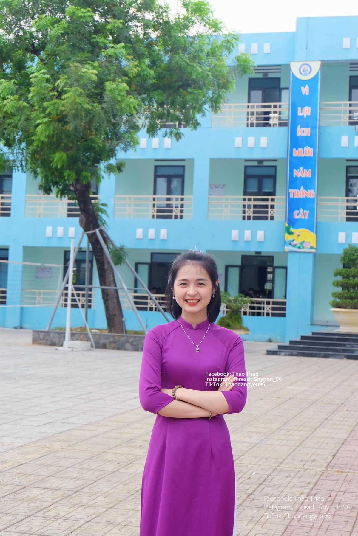 Hình ảnh một cô gái với mái tóc ngắn đặc trưng, nụ cười tươi tắn mang đến cho người đối diện nguồn năng lượng tích cực, yêu đời.