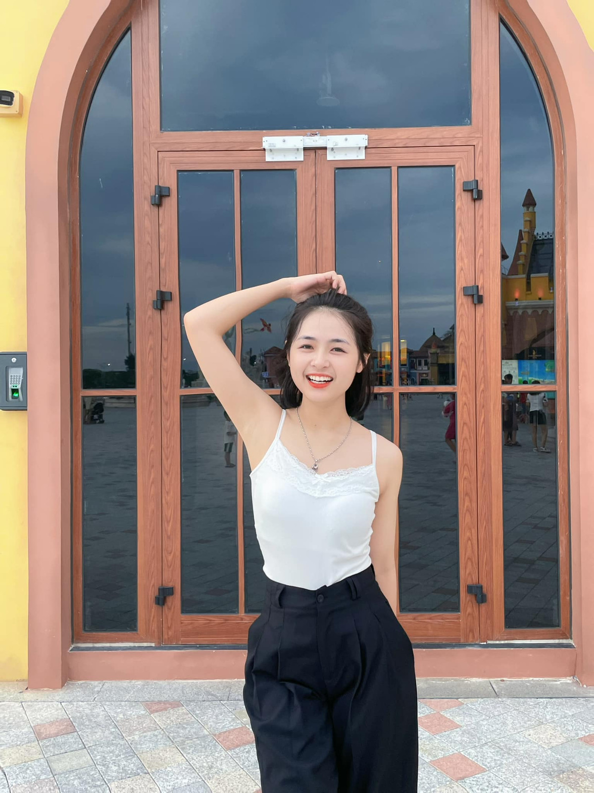Không chỉ gây ấn tượng với ngoại hình, Thảo còn khiến mọi người cảm mến bởi tính cách hòa đồng, thân thiện và đam mê mãnh liệt với nghề giáo.