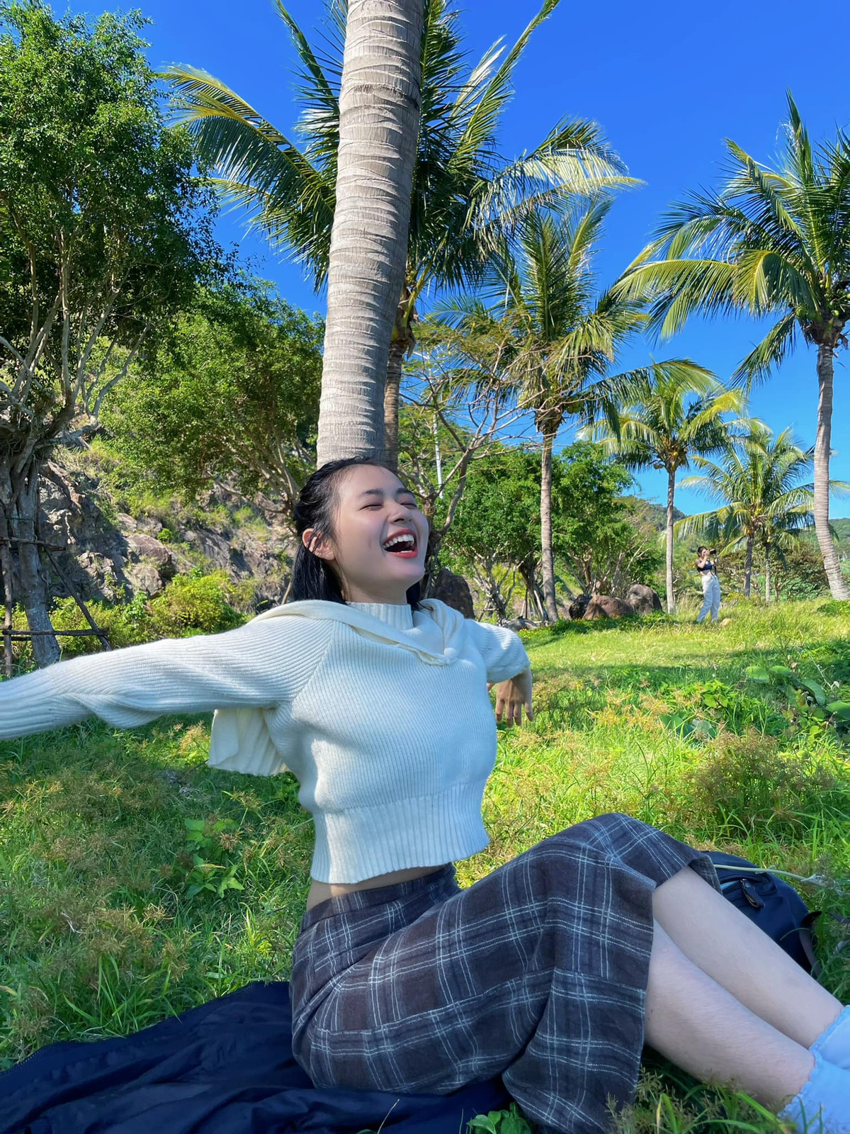 Trong những bức ảnh đời thường, Thảo theo đuổi phong cách trẻ trung, nữ tính.