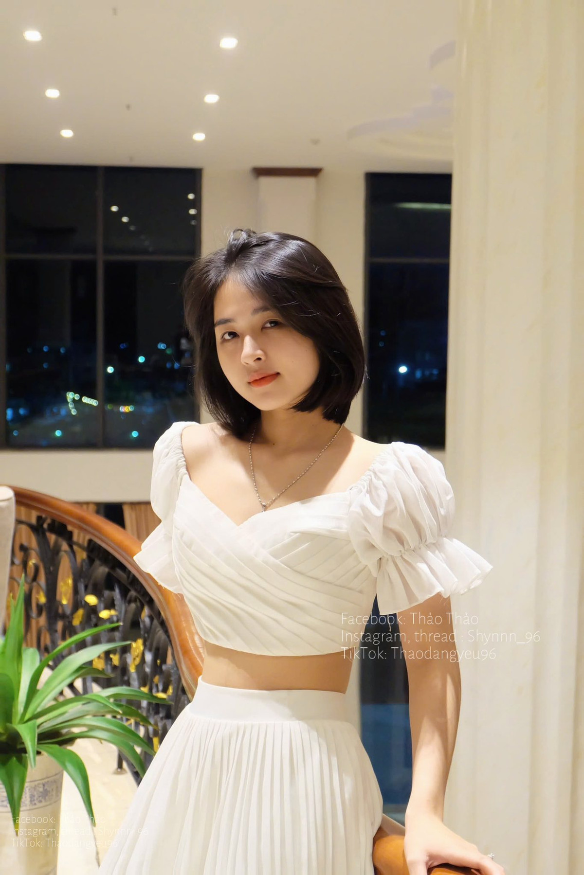 Giao diện “cô giáo tương lai” của cô khiến nhiều người không ngần ngại dành lời khen ngợi như “ngọt hơn trà sữa”, “một nụ cười mà quên lối về”.