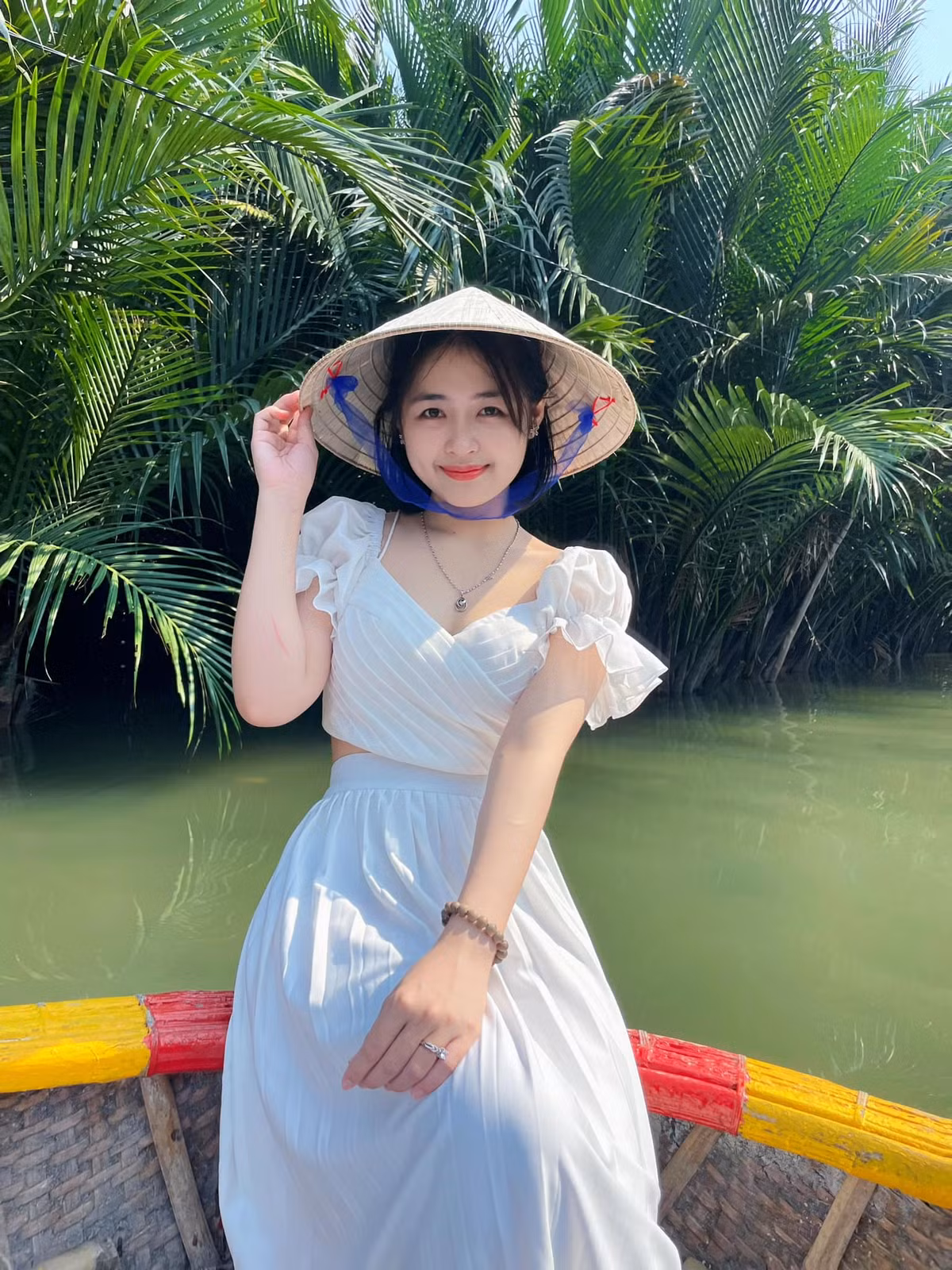 Trên trang cá nhân, cô bạn cũng thường xuyên đăng tải những khoảnh khắc đời thường rạng rỡ, đặc biệt là loạt ảnh diện áo dài luôn nhận được “bão tim” từ người theo dõi.