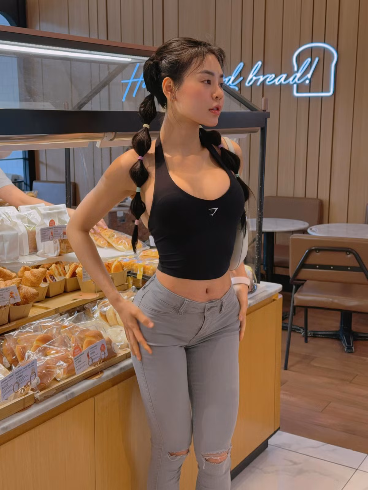 Trên trang cá nhân, cô nàng thường chia sẻ bí quyết tập luyện để có thân hình đẹp cho mọi người.