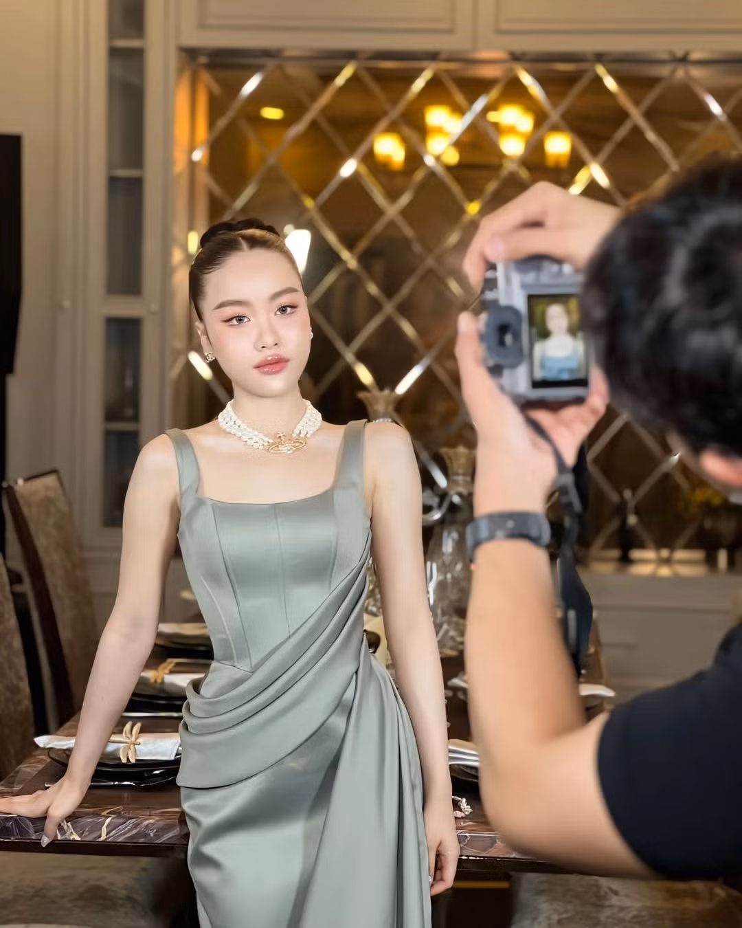 Kênh TikTok của cô nàng 23 tuổi chủ yếu chia sẻ những hình ảnh ăn chơi, du lịch và tận hưởng cuộc sống xa hoa.