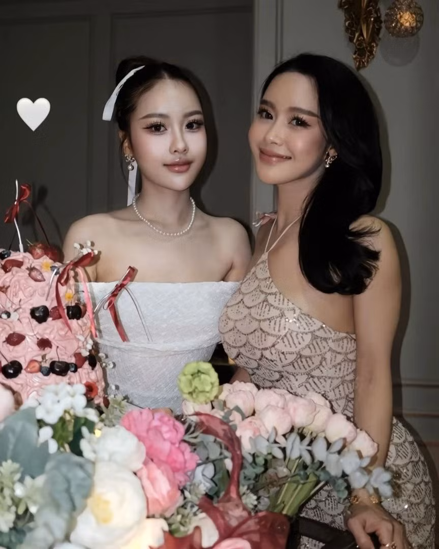 Trong loạt ảnh được con gái đăng tải trên TikTok, bà Manila xuất hiện với vẻ ngoài rạng rỡ, làn da căng mịn không tì vết và vóc dáng thon gọn đáng ngưỡng mộ. Nhiều người nhận xét rằng, nếu không giới thiệu trước, chắc chắn ai cũng nghĩ họ là hai chị em!