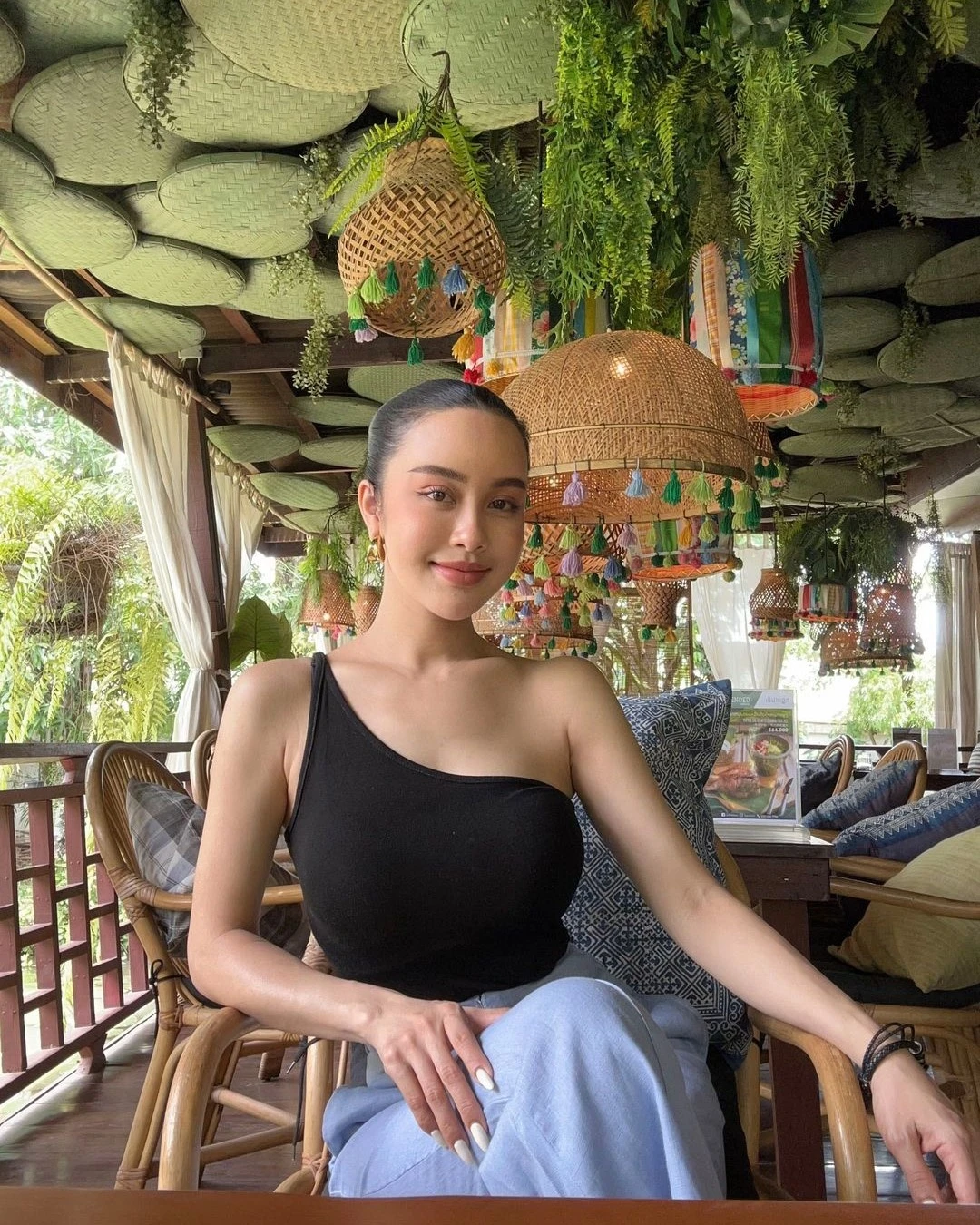 Trên TikTok cá nhân với hơn 17.000 người theo dõi, bà thường xuyên chia sẻ hình ảnh check-in tại các trung tâm thương mại cao cấp, tham gia sự kiện thời trang và xuất hiện trong những bộ cánh thanh lịch, hiện đại không thua kém bất kỳ fashionista nào.