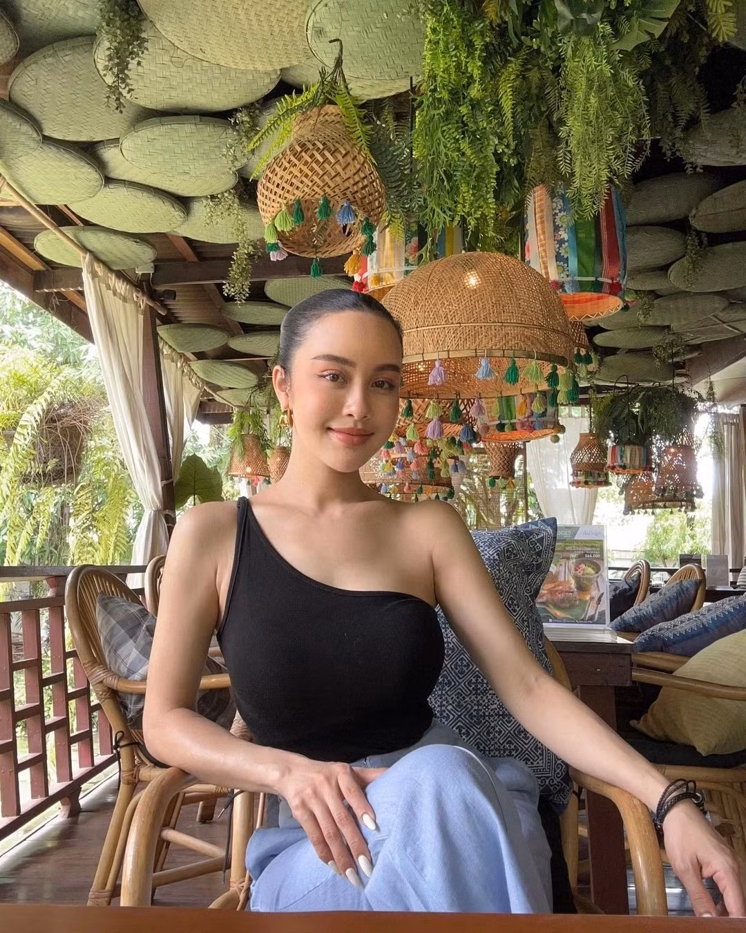 Trên TikTok cá nhân với hơn 17.000 người theo dõi, bà thường xuyên chia sẻ hình ảnh check-in tại các trung tâm thương mại cao cấp, tham gia sự kiện thời trang và xuất hiện trong những bộ cánh thanh lịch, hiện đại không thua kém bất kỳ fashionista nào.