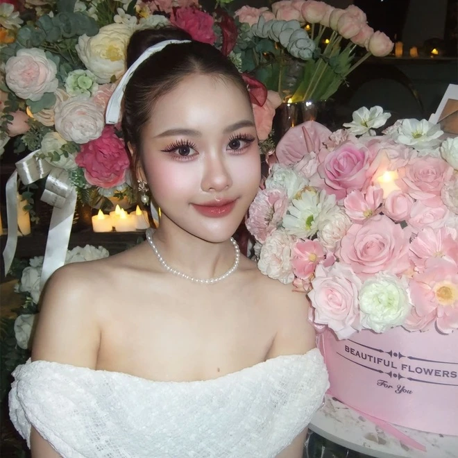 Chênh lệch tới 22 tuổi nhưng hai mẹ con được nhận xét không khác gì chị em sát tuổi. Nhiều người không thể phân biệt đâu là mẹ, đâu là con gái.