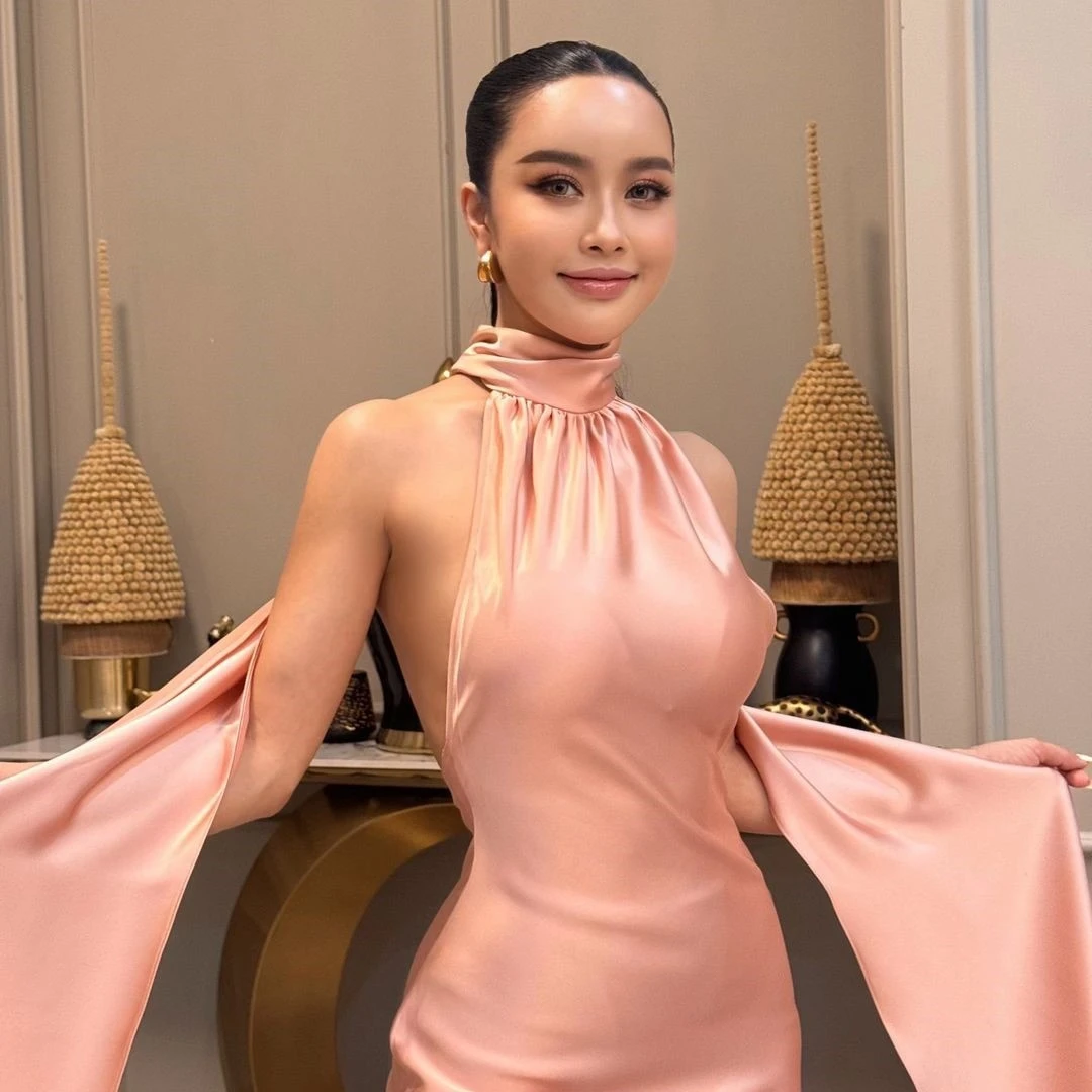 Còn về mẹ của Prettyn, không chỉ sở hữu nhan sắc trẻ trung, bà Manila còn khiến nhiều người trầm trồ với phong cách sống sang chảnh.