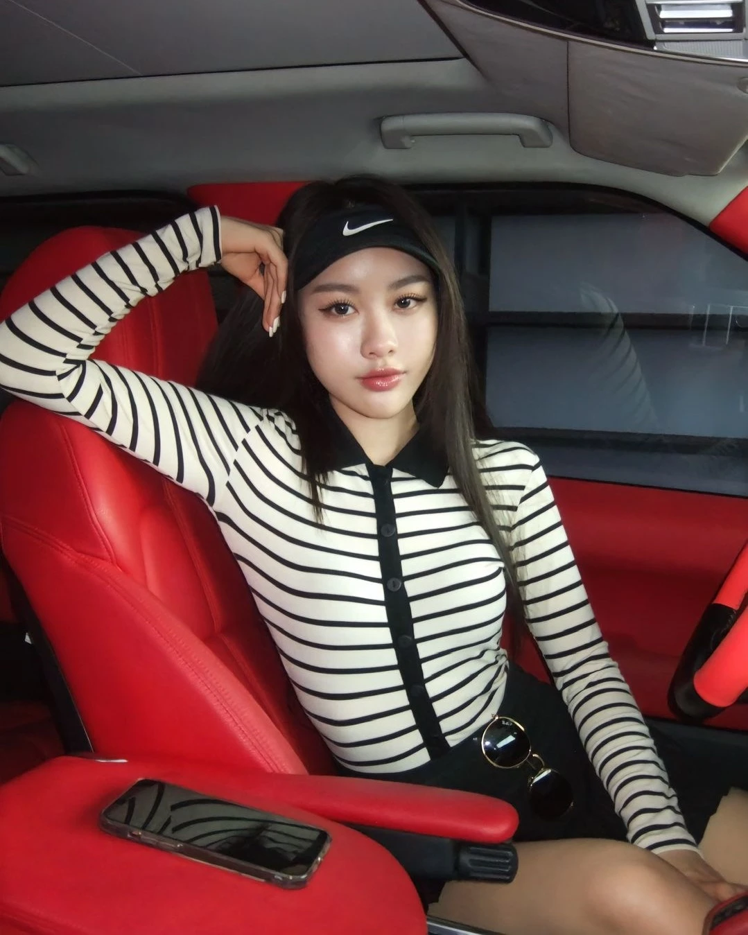 Prettyn cũng thường xuyên xuất hiện trong bối cảnh các khách sạn sang trọng hay ngồi xe hơi xa xỉ.