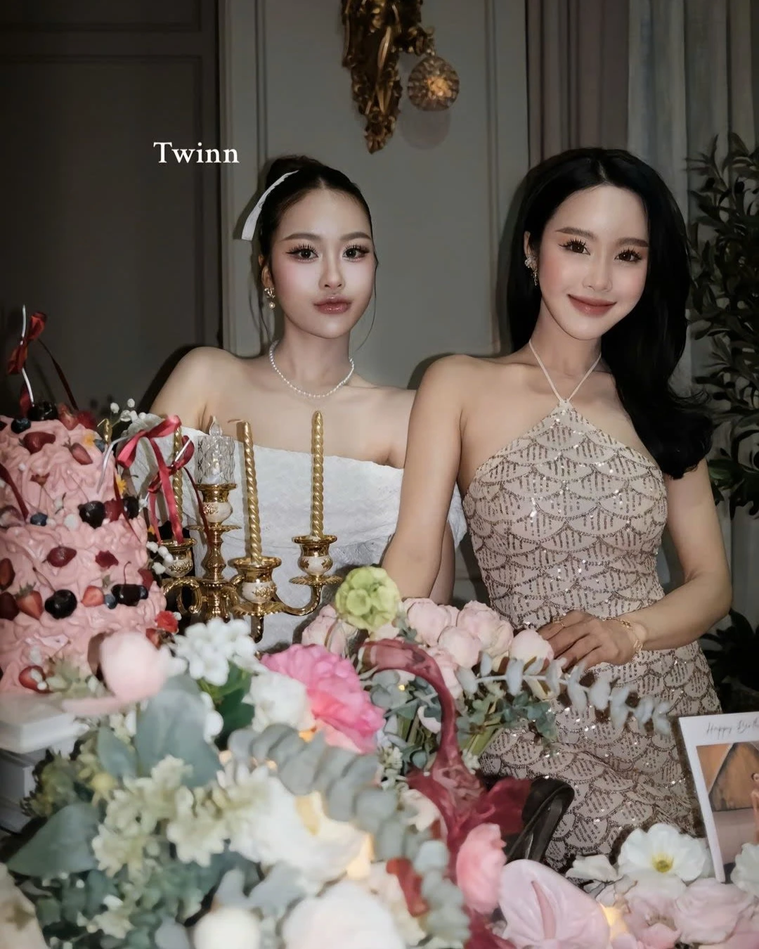 Với nhan sắc trẻ trung đáng kinh ngạc, bà Manila Boubhalavanh nhanh chóng trở thành hiện tượng mạng, khiến cư dân mạng không khỏi trầm trồ.