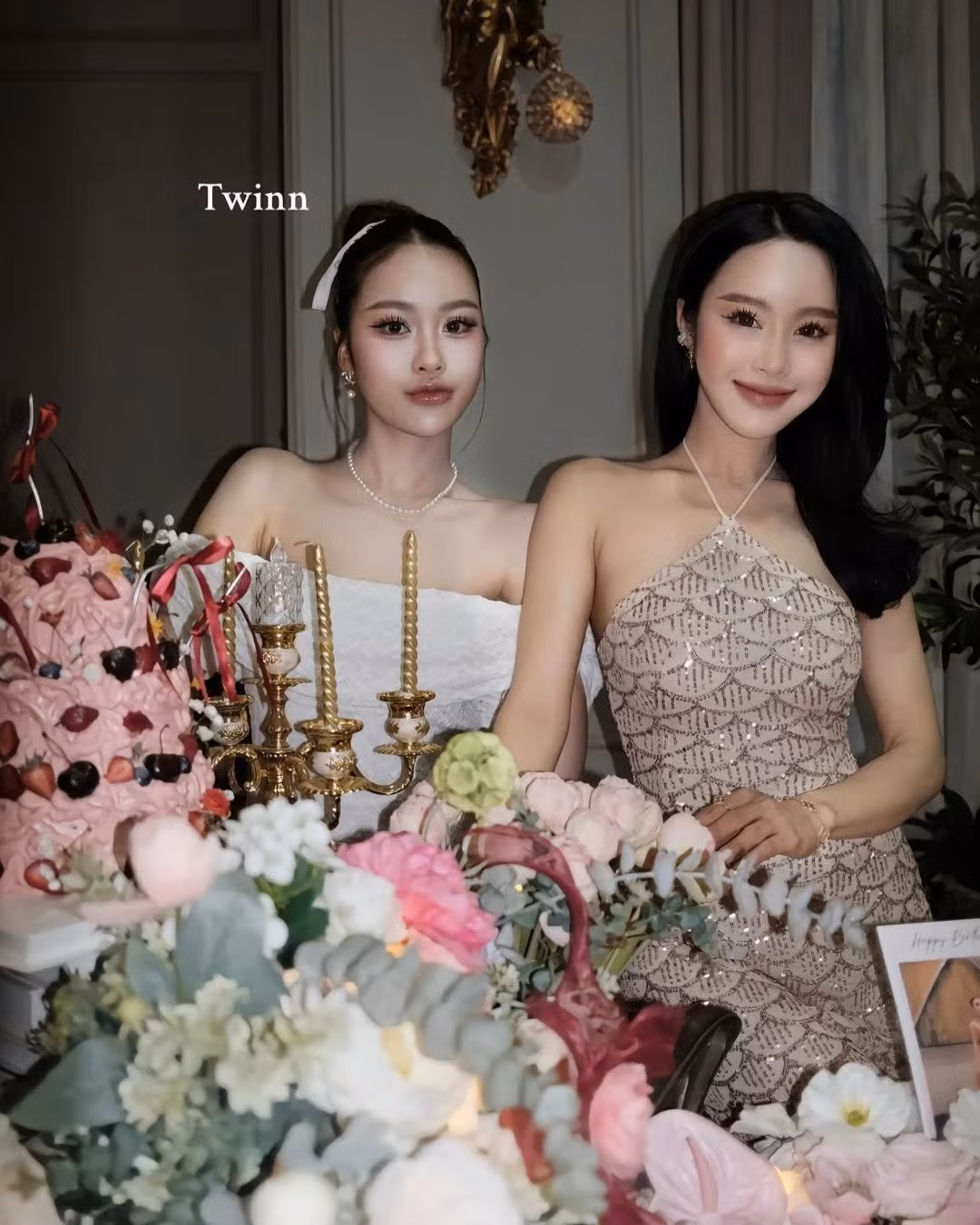 Với nhan sắc trẻ trung đáng kinh ngạc, bà Manila Boubhalavanh nhanh chóng trở thành hiện tượng mạng, khiến cư dân mạng không khỏi trầm trồ.