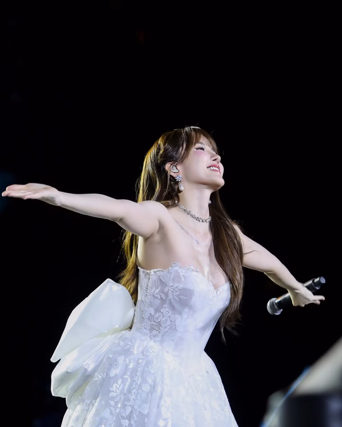 Nhiều người không ngần ngại để lại bình luận khen ngợi vóc dáng ngày càng chuẩn chỉnh, thần thái rạng rỡ và tràn đầy sức sống của nữ ca sĩ.