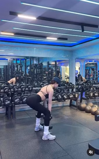 Trong đoạn video được đăng tải lên trang cá nhân, Thiều Bảo Trâm diện set đồ tập thể thao ôm sát cơ thể, nữ ca sĩ không chỉ gây ấn tượng với vòng eo con kiến mà còn khiến dân tình trầm trồ bởi vóc dáng săn chắc, gọn gàng ngày một rõ nét.