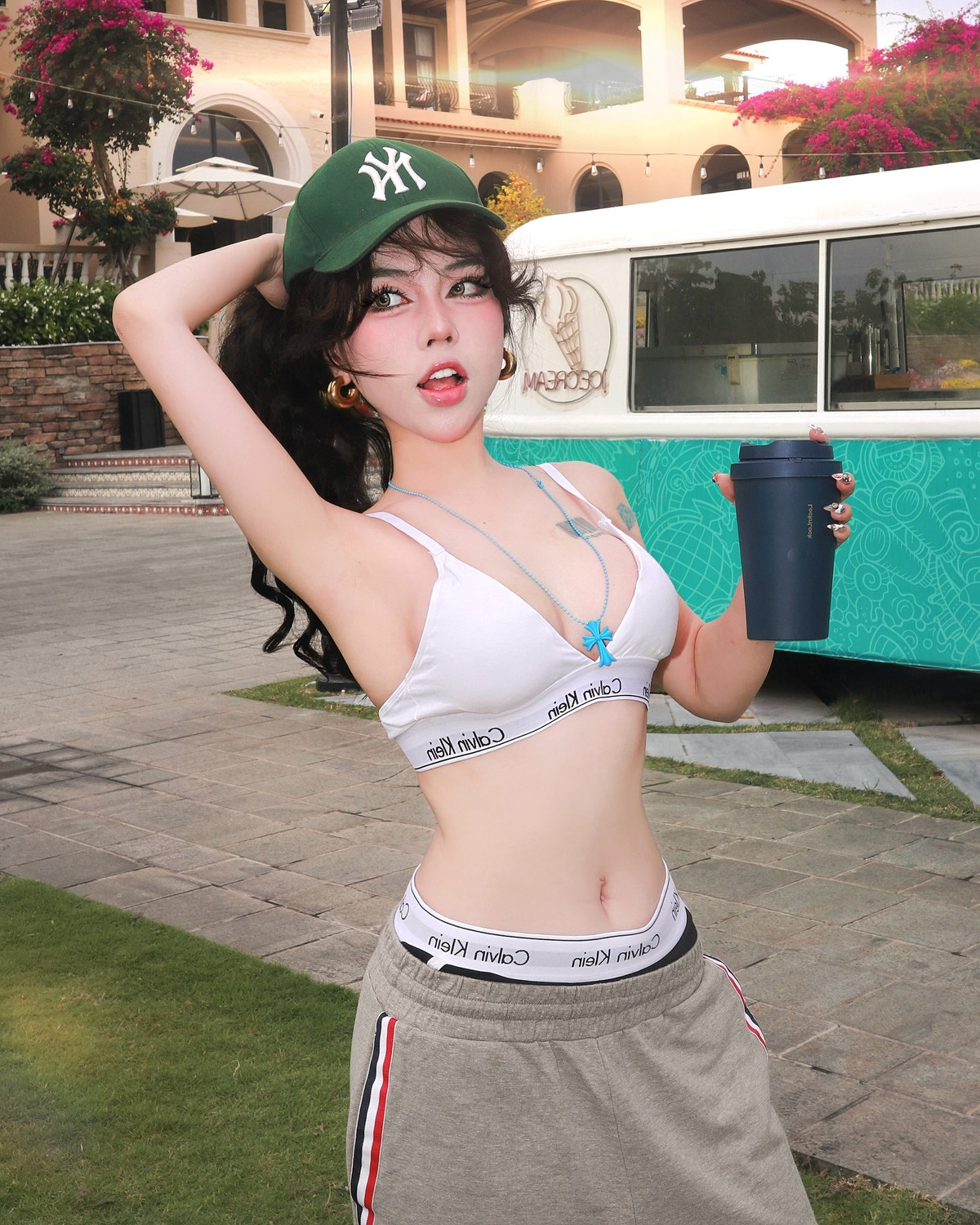Bảo Khuyên Susan hiện là một trong những hot girl nổi bật tại Sài Gòn với phong cách thời trang đa dạng, từ dễ thương, quyến rũ cho đến cá tính táo bạo.
