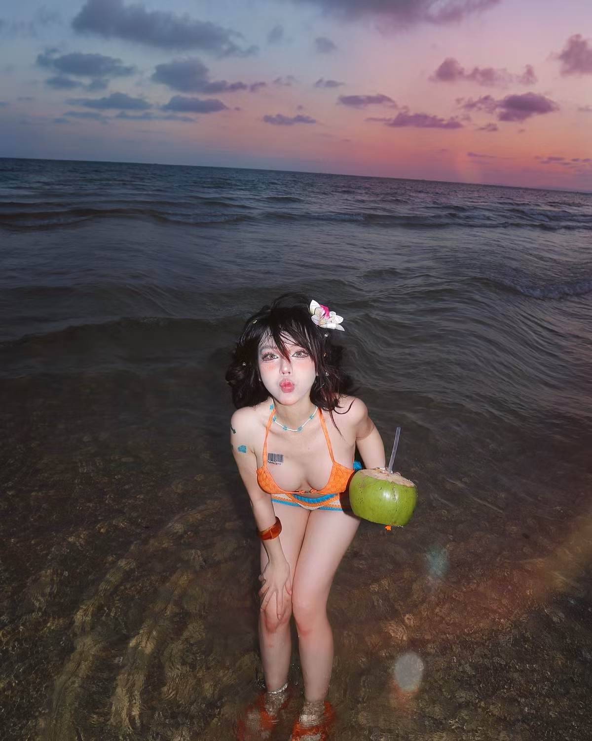 Dù đứng trước sóng biển cuồn cuộn hay quay lưng đón gió, cô nàng đều toát lên thần thái của một biểu tượng thời trang trẻ trung, hiện đại và đầy năng lượng sống.