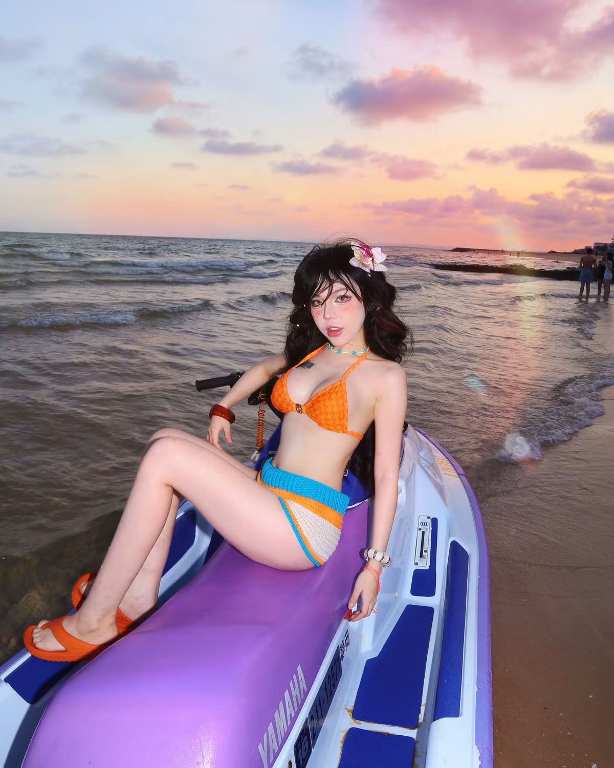 Không chỉ khoe vóc dáng chuẩn không cần chỉnh, cô còn thể hiện sự cá tính khi tạo dáng mạnh mẽ trên chiếc mô tô nước màu tím nổi bật.