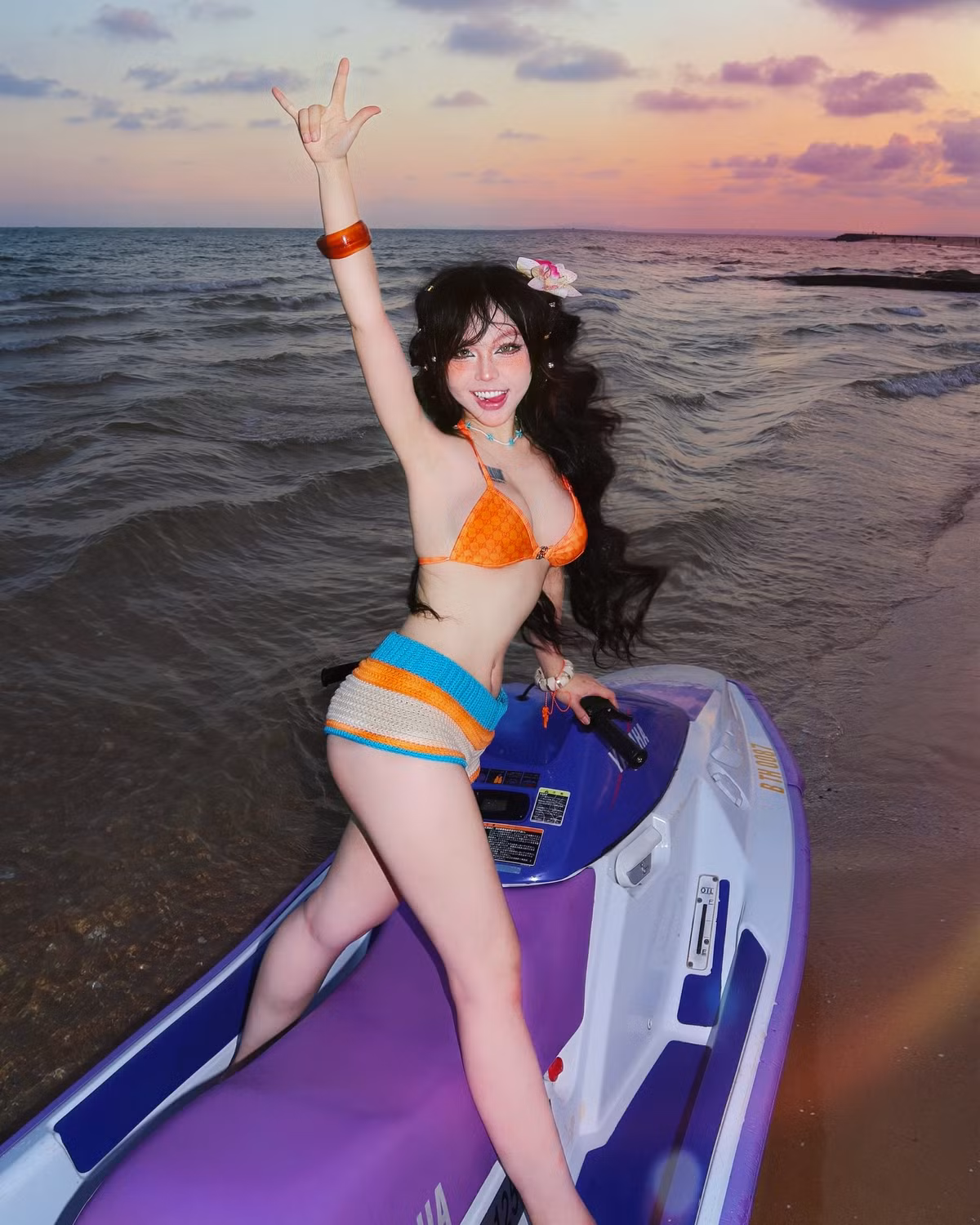 Bãi biển rực nắng chiều hoàng hôn như được "thắp lửa" khi hot girl Bảo Khuyên Susan xuất hiện đầy cuốn hút trong bộ bikini đan len đầy màu sắc. Nổi tiếng với vóc dáng gợi cảm, thần thái tự tin và phong cách thời trang độc đáo, cô nàng một lần nữa khiến mạng xã hội phải “dậy sóng” với loạt ảnh cưỡi mô tô nước cực chất.